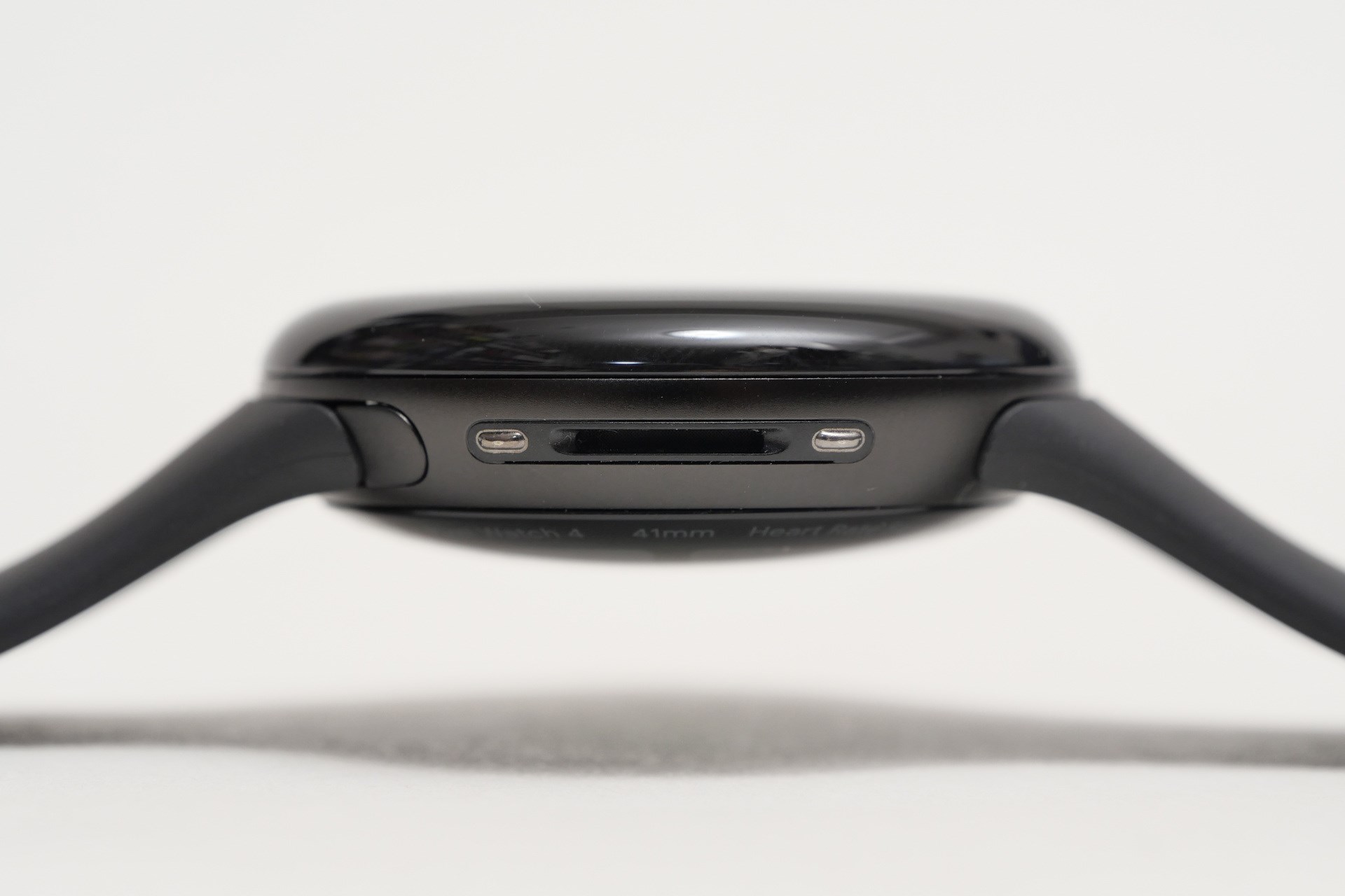 左側面。後ほど紹介するが、充電用端子がこちらに配置されている