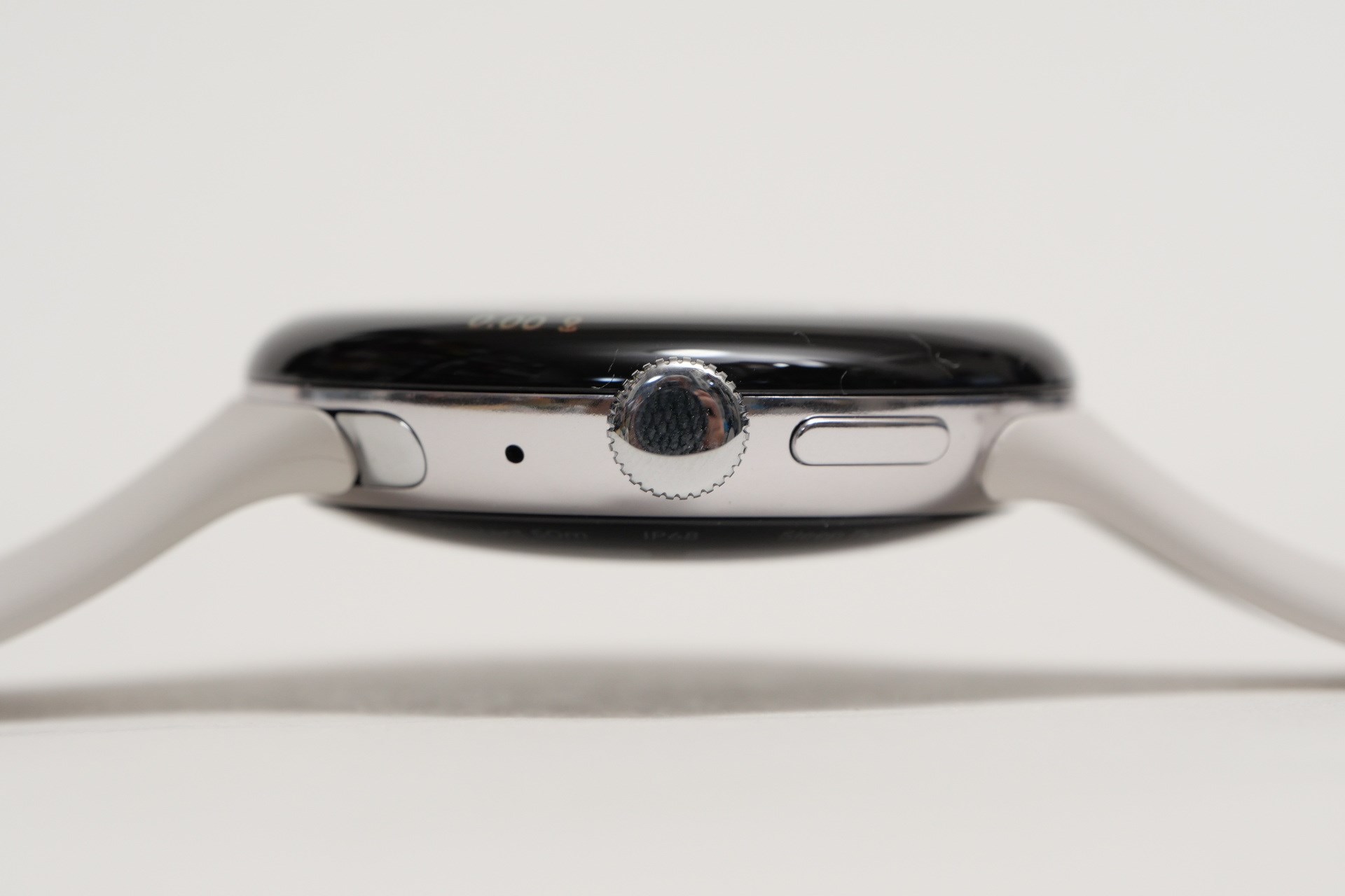 右側面。こちらもリューズとサイドボタンを配置