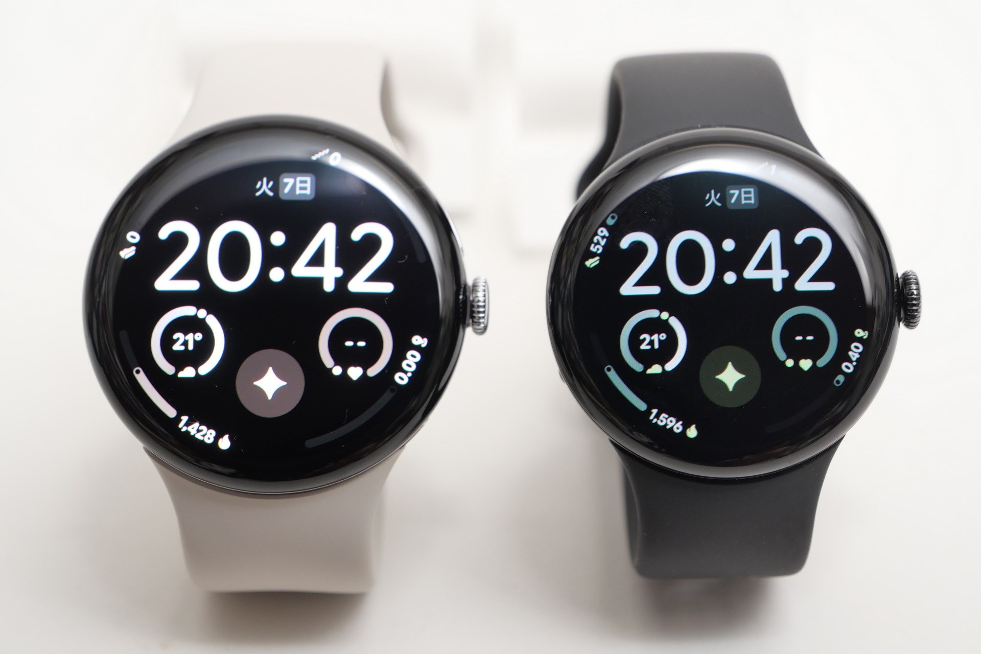 左が45mmモデル、右が41mmモデル。サイズは違うが、本体デザインはほぼ同じことがよくわかる