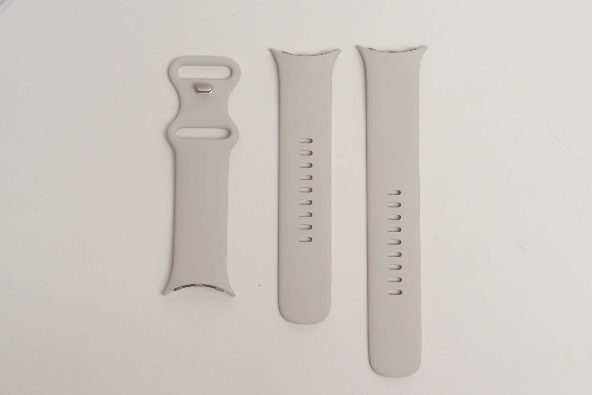 こちらは45mmモデルの付属バンド。見た目は同じだが、41mmモデルとの互換性はない