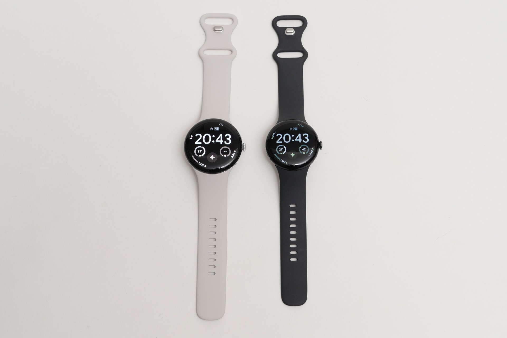 付属バンドを装着した状態。左が45mmモデル、右が41mmモデル