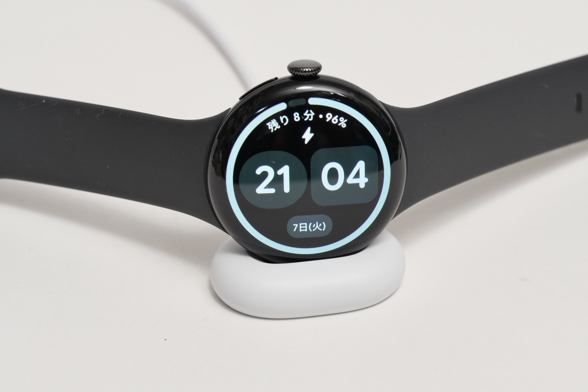 Pixel Watch 4では充電方式が変更され、左側面に付属の新型充電アダプターを装着して充電する