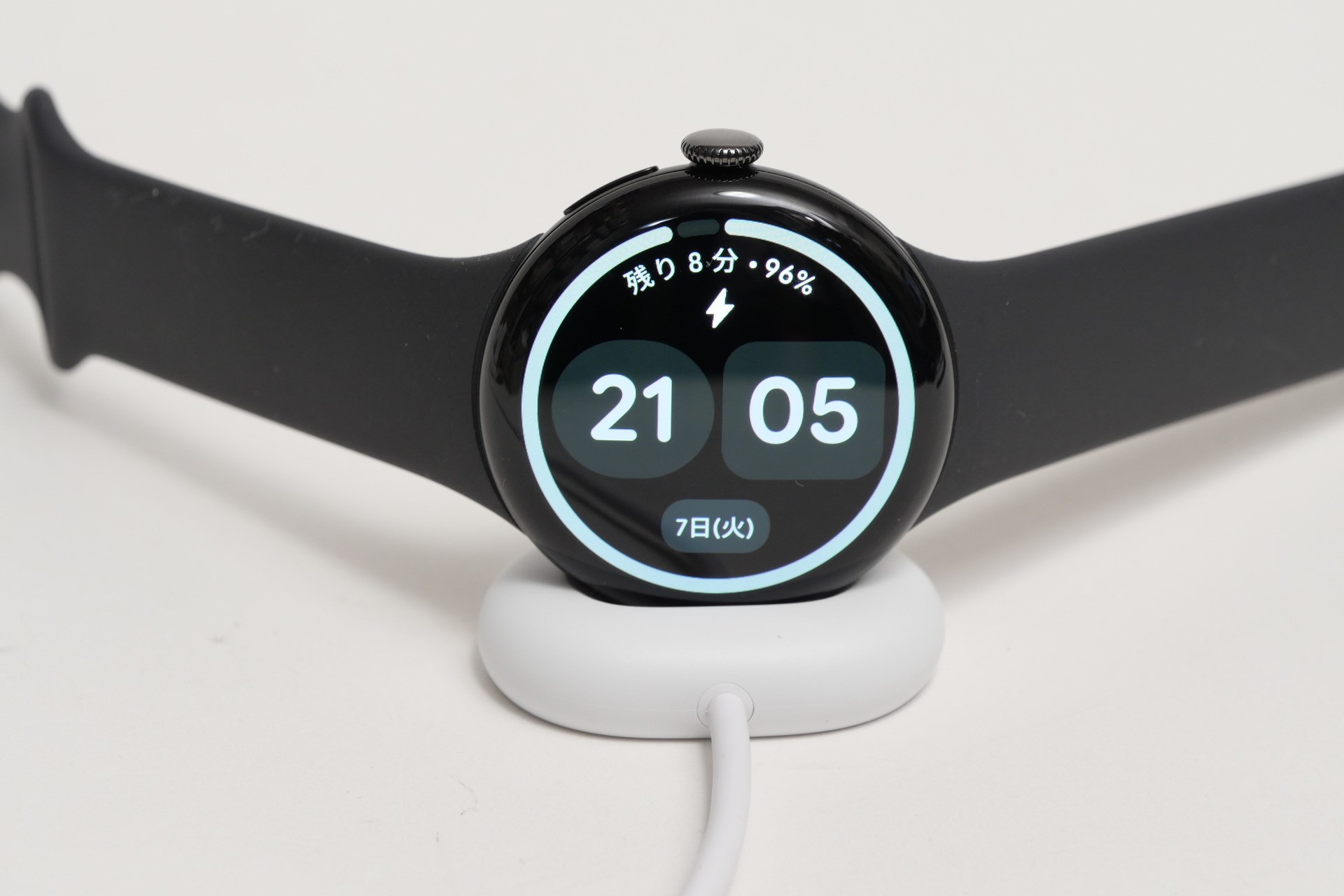 Pixel Watch 4は、充電アダプターを前後どちらの向きに取り付けても正常に充電できる