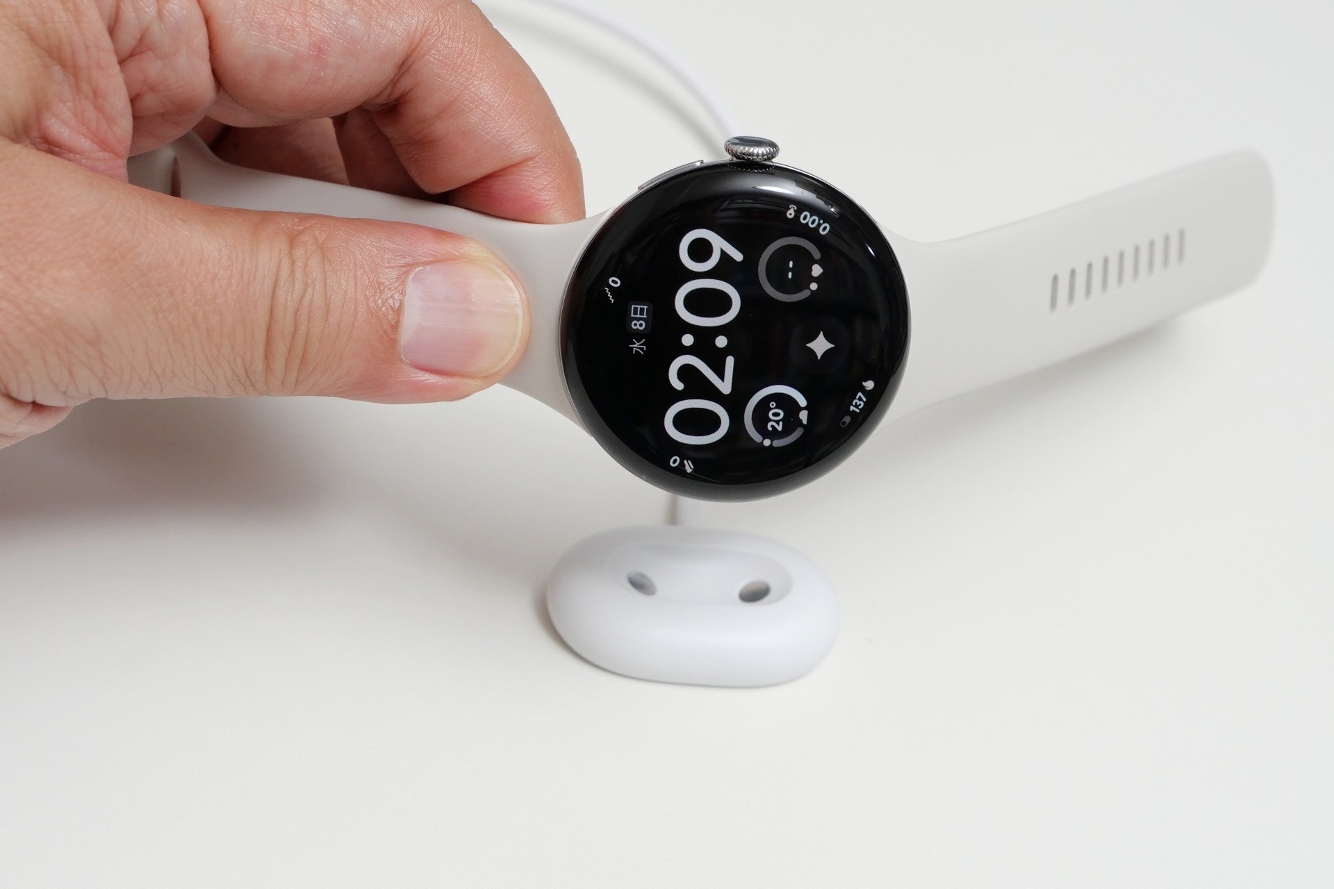 充電アダプターは底面にもマグネットが仕込まれており、充電アダプターをマグネットが貼り付くデスクなどに設置すれば、Watchを無造作に持ち上げて取り外せる