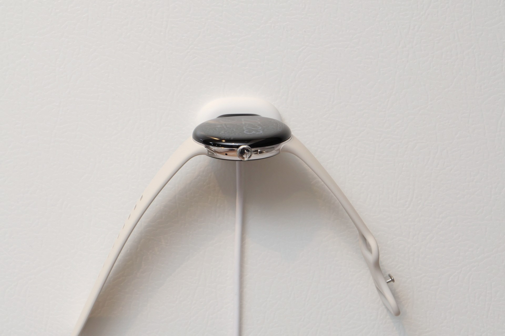 マグネットの保持力は結構強く、試しに充電アダプターを冷蔵庫の側面に固定した状態でも、重量の重い45mmモデルをしっかり保持できた