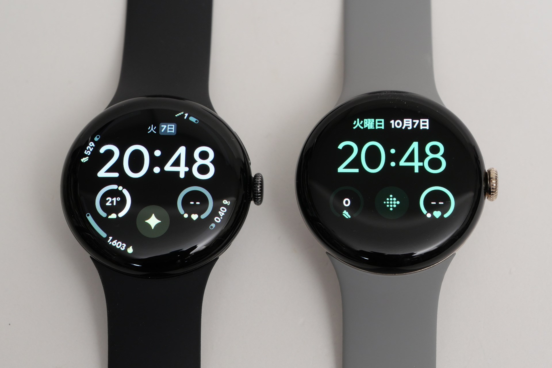 左がPixel Watch 4 41mm、右がPixel Watch 3 41mm。本体サイズが同じで、ウォッチフェイスを表示している状態ではディスプレイサイズの違いはよくわからない