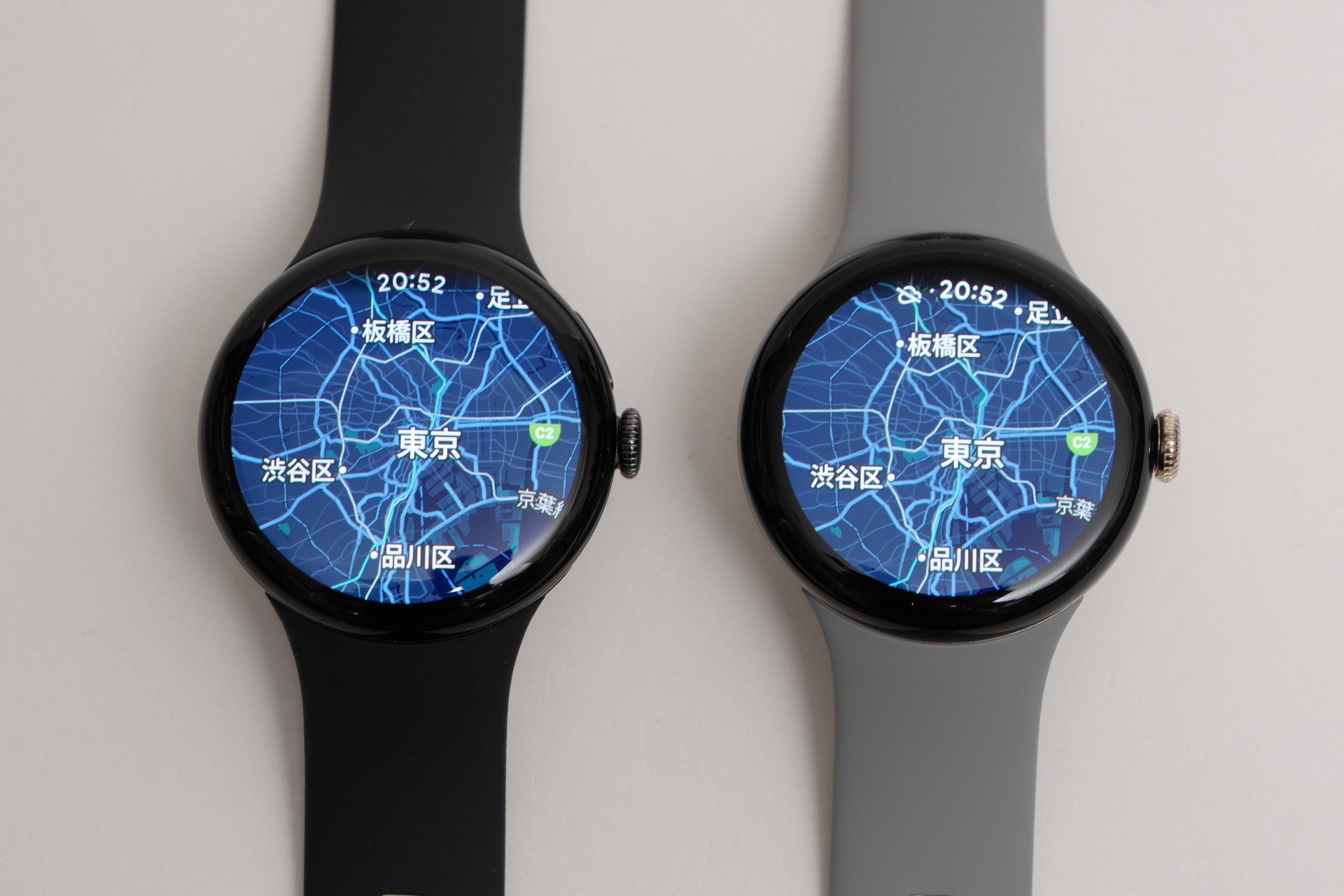 Googleマップを表示するとディスプレイサイズの違いがよくわかる。左のPixel Watch 4のほうがディスプレイが大きく、ベゼルも狭くなっていることがよくわかる