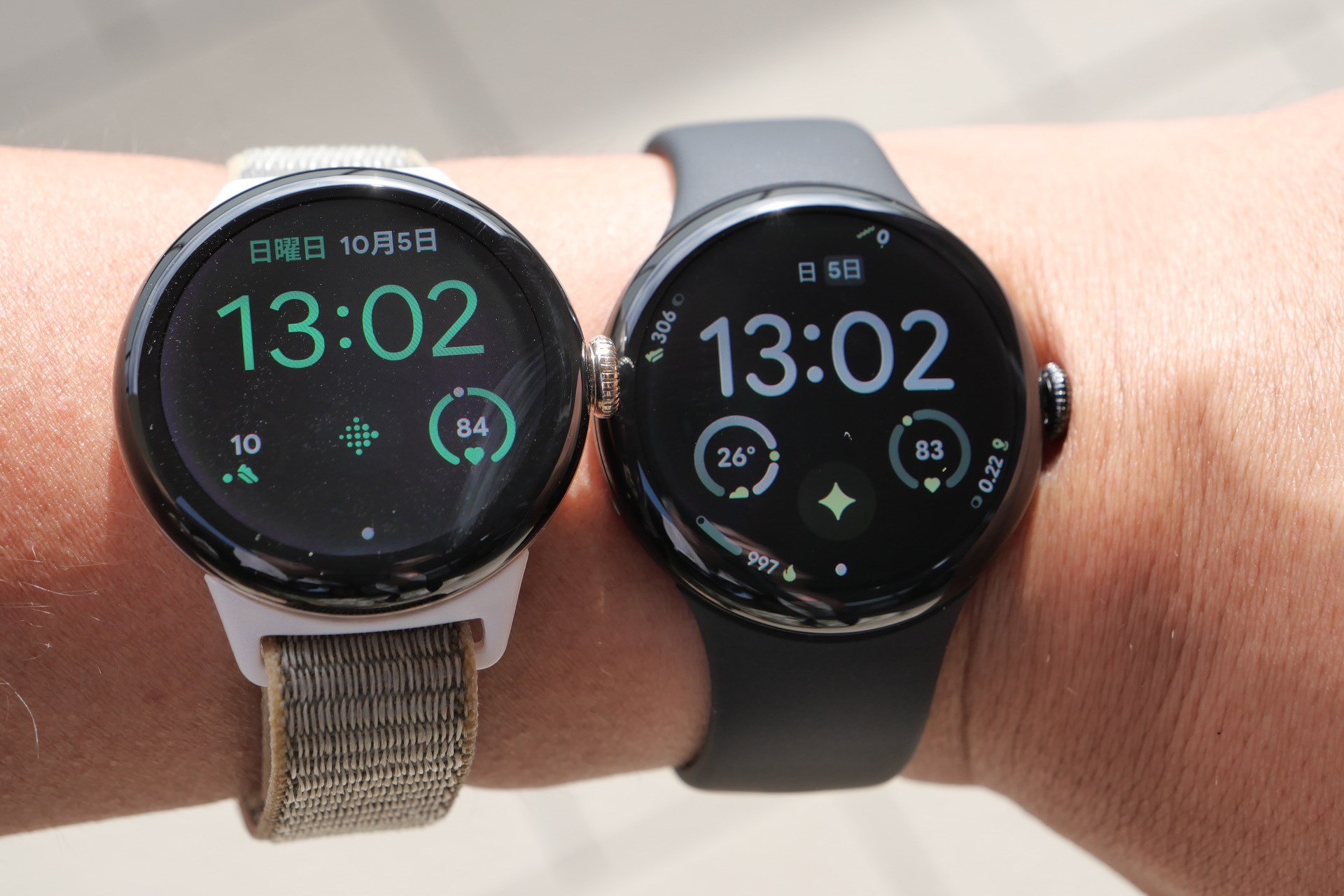 左がPixel Watch 3、右がPixel Watch 4（いずれも41mm）。直射日光下で撮影。写真ではわかりづらいが、目視では明らかにPixel Watch 4のほうが視認性に優れ、内容をしっかり確認できた
