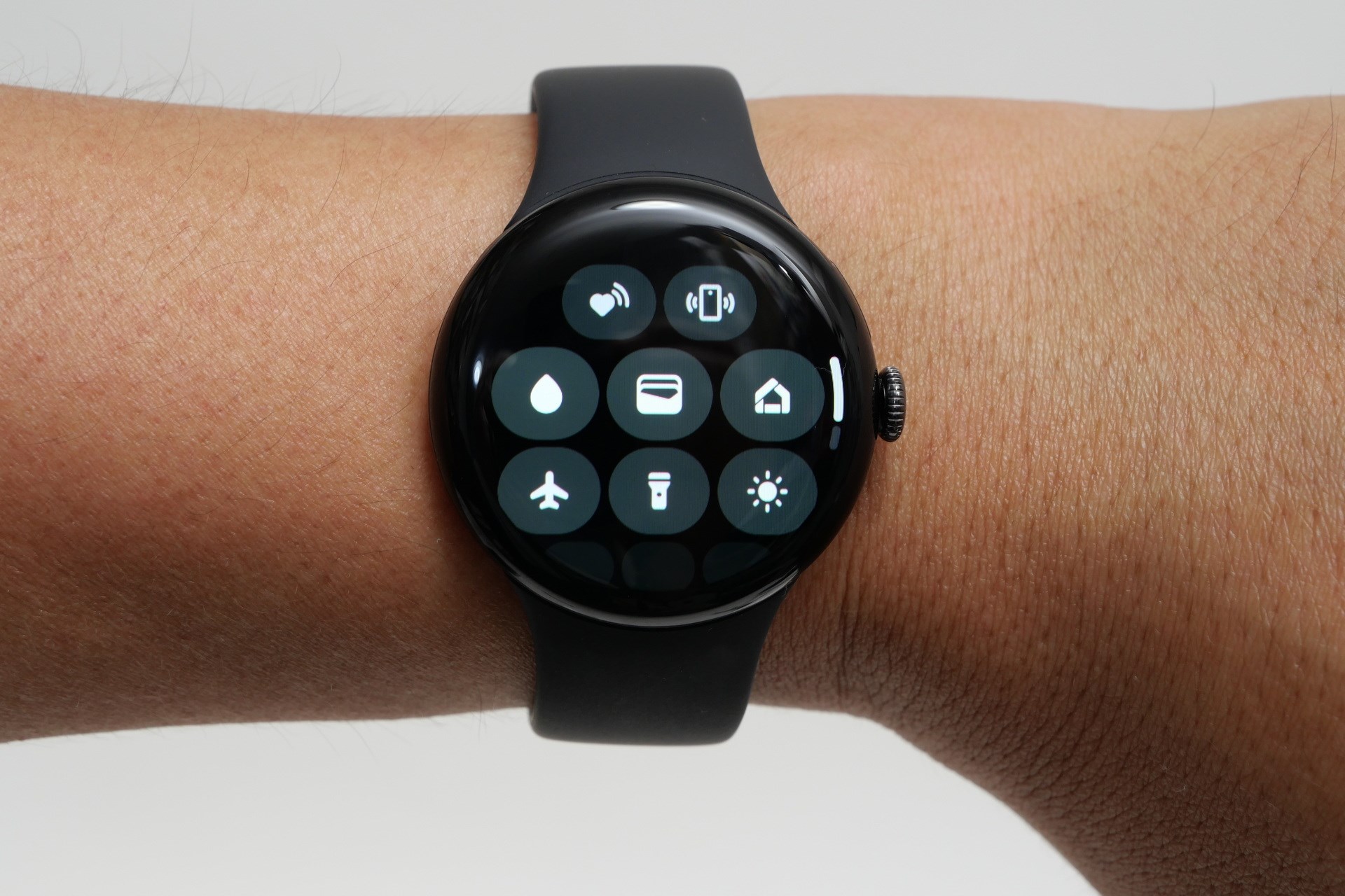 画面を上から下にスワイプするかリューズを下に回転するとクイック設定パネルを表示