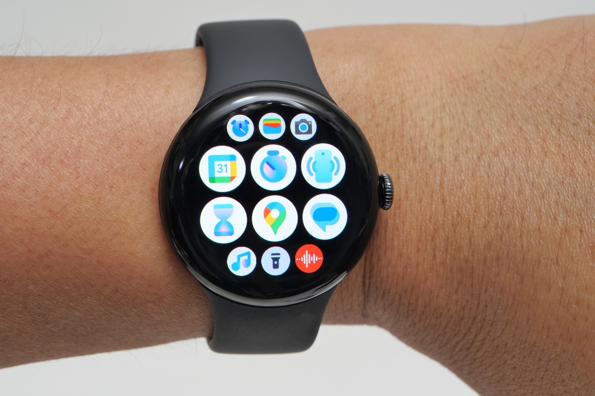 リューズを押し込むとアプリ一覧メニューを表示。標準ではアイコンが横3列に並ぶグリッド表示となっている。新UIのMaterial 3 Expressiveを採用