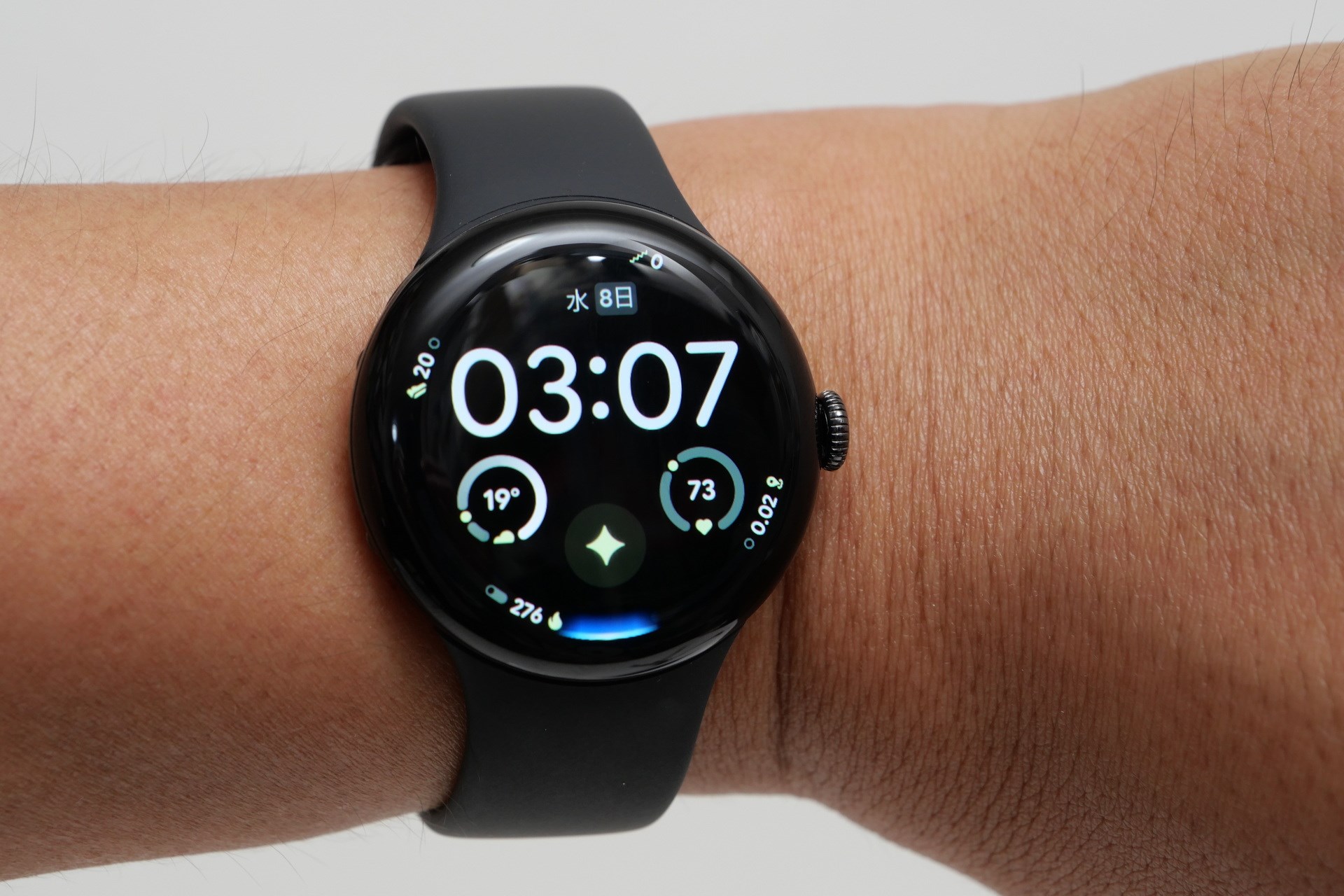 Pixel Watch 4を装着した腕を素早く口元まで上げるとGeminiが起動。画面下に青いラインが表示され、Geminiが起動していることが確認できる。ただ試用機ではここから音声を認識できなかった