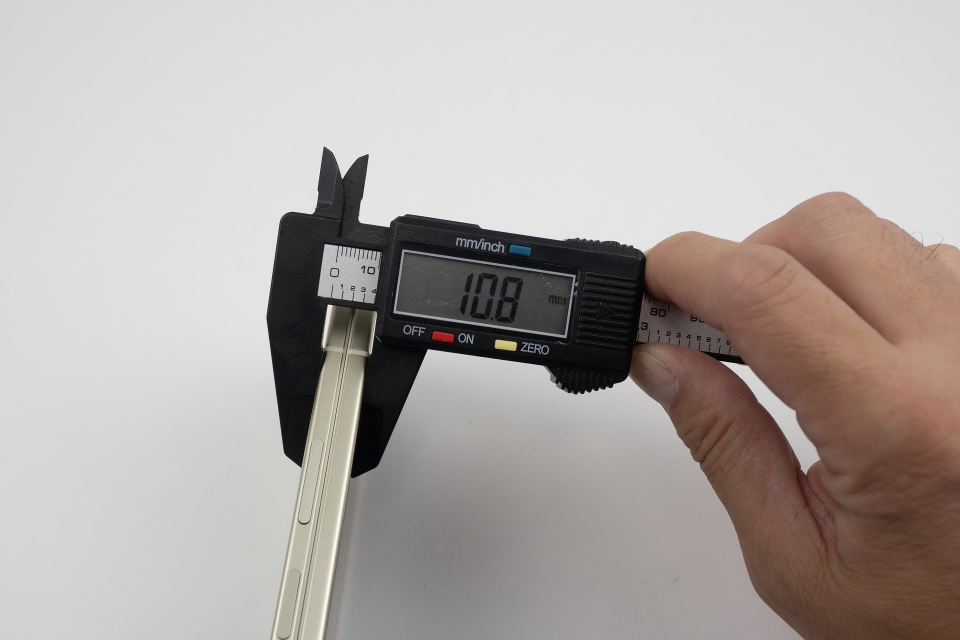 折りたたんだ状態では厚さ10.8mm