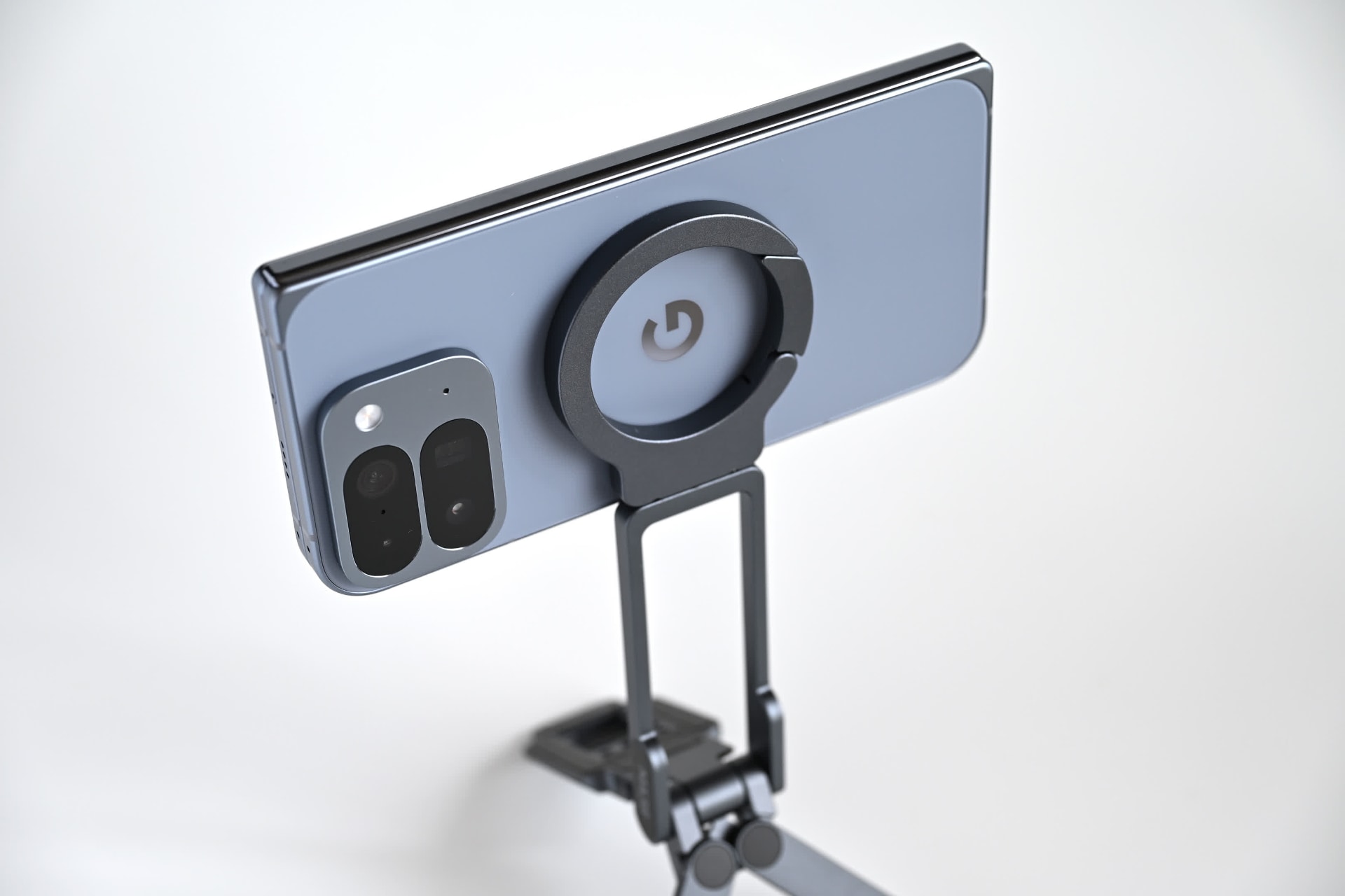 「Pixelsnap」にも対応しているので、さまざまな撮影、充電アクセサリーを折り畳み式ながら利用できるのがうれしい