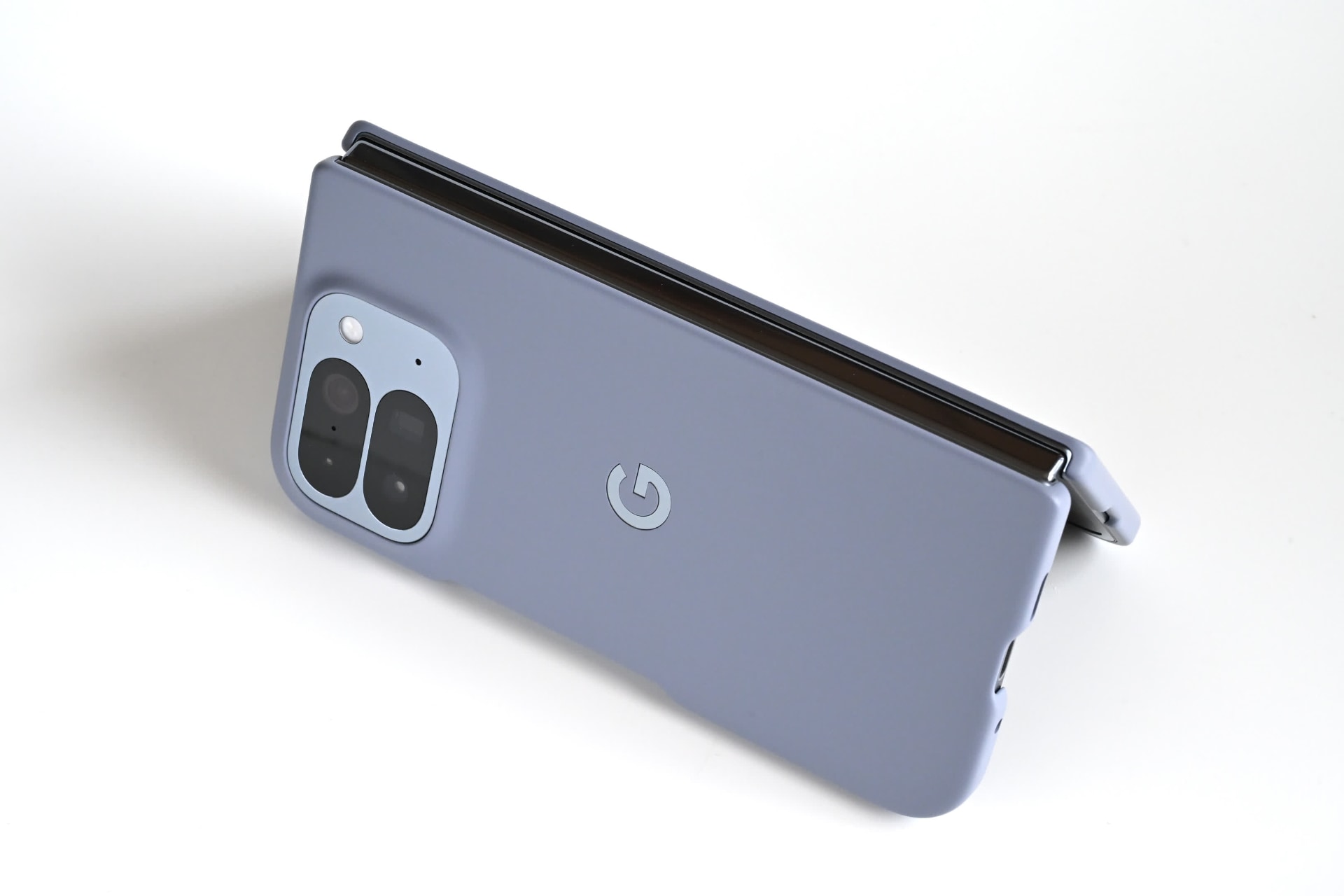 さまざまなところに設置しやすい「Pixel 10 Pro Fold」。ボディ保護のためにもケースを装着してキズから防ぎたい。純正ケースのフィット感と出来が素晴らしい