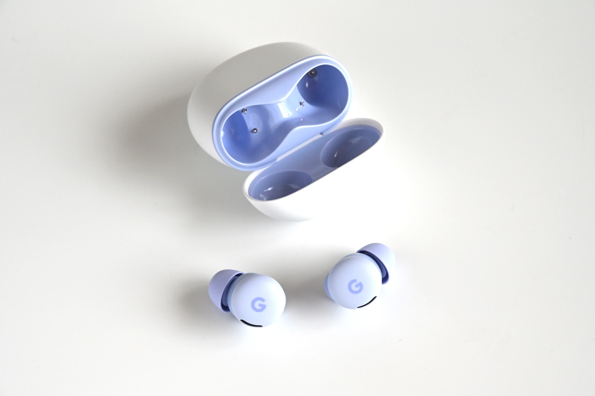 一緒に登場したイヤホン「Google Pixel Buds 2a」はついにノイズキャンセリング機能を搭載。シビアな撮影や集中したい編集時に有効だ