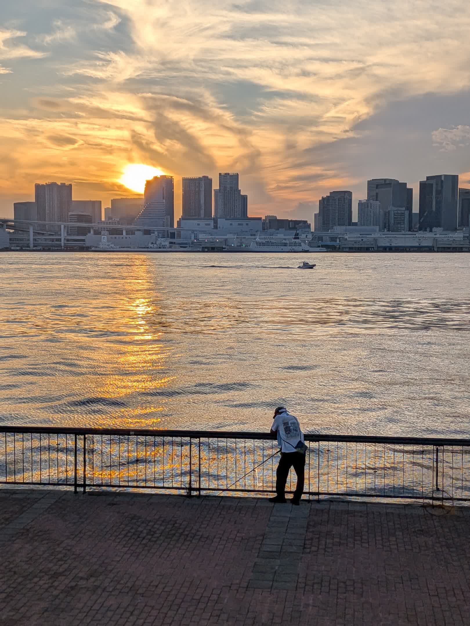 東京湾夕景。HDRが適度に効き、夕焼けと人物がバランスよく再現されている