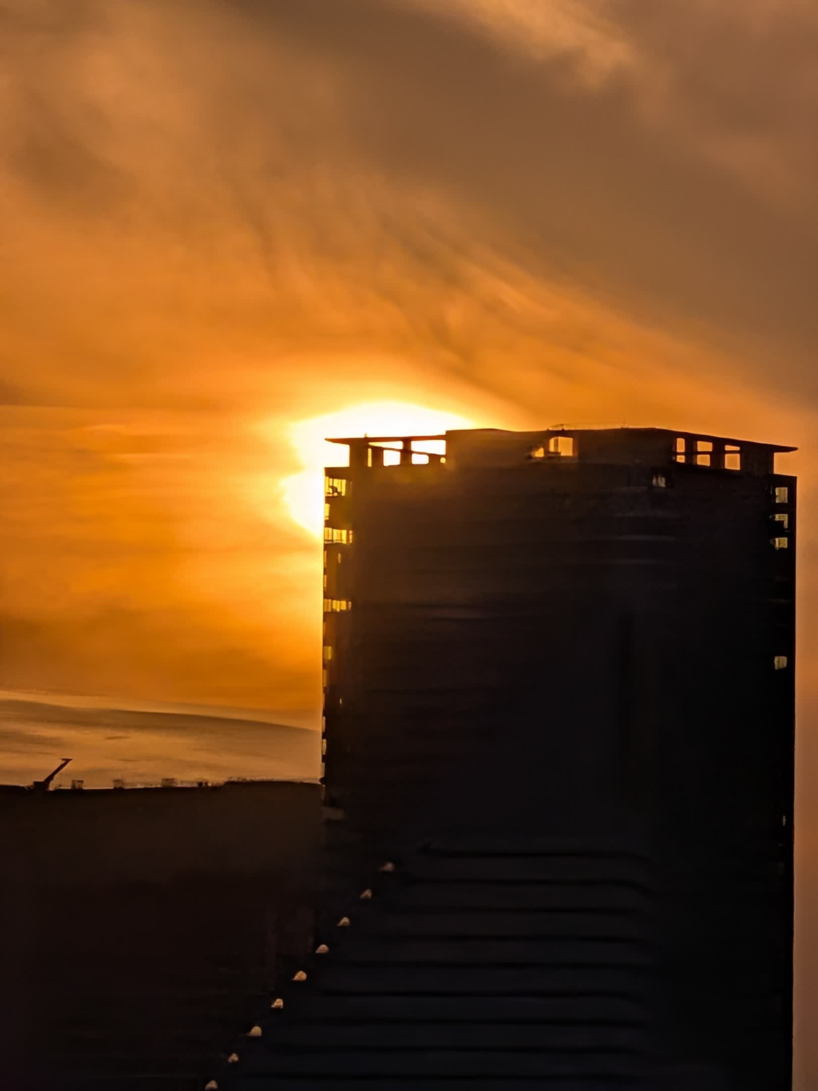 望遠カメラで日没のビルを狙った。デジタルズーム最大時ではあるがビル壁面のディテールもしっかりと残している
