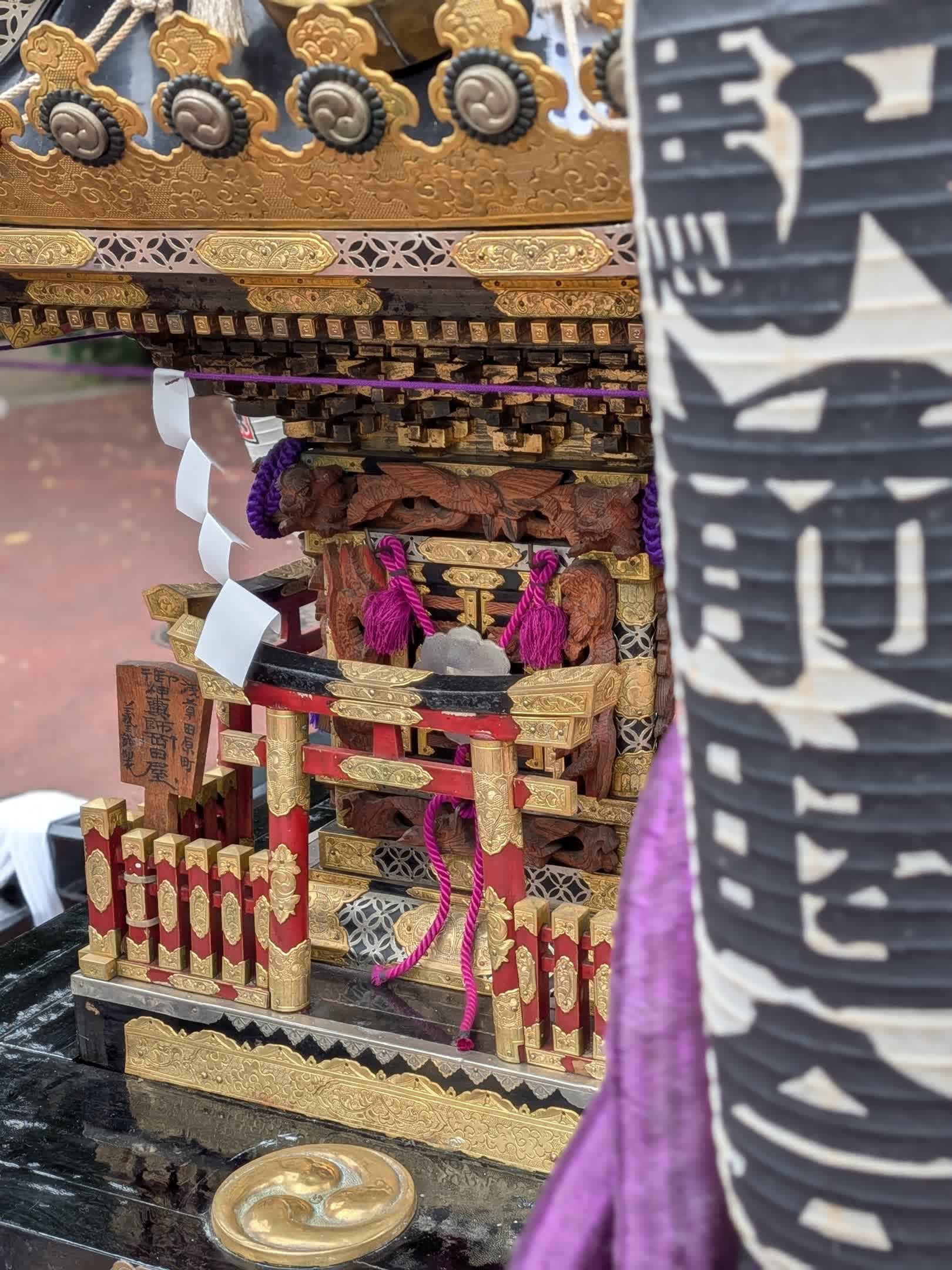 ポートレートモードの境界判定もしっかりとしており、自然なボケ感を演出している。御輿の前にある提灯もうまい具合にぼかすことができている