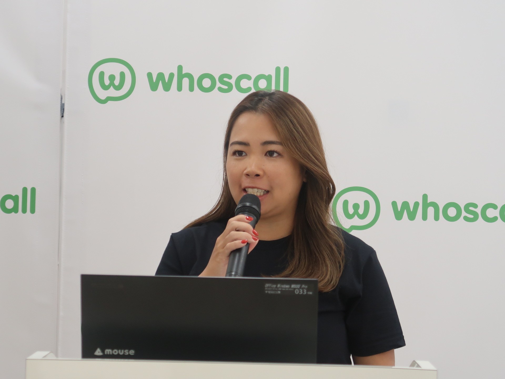 リニューアルした「Whoscall」の内容を説明するWhoscallのJapan Country Managerの阿久津有美氏