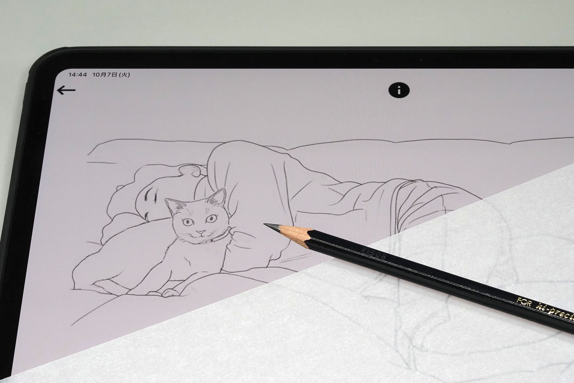 その上にトレーシングペーパーを乗せ、画像を鉛筆などでなぞればトレースできる。アプリを使うことで、トレース中に画面がタッチに反応してしまうことを防げる。