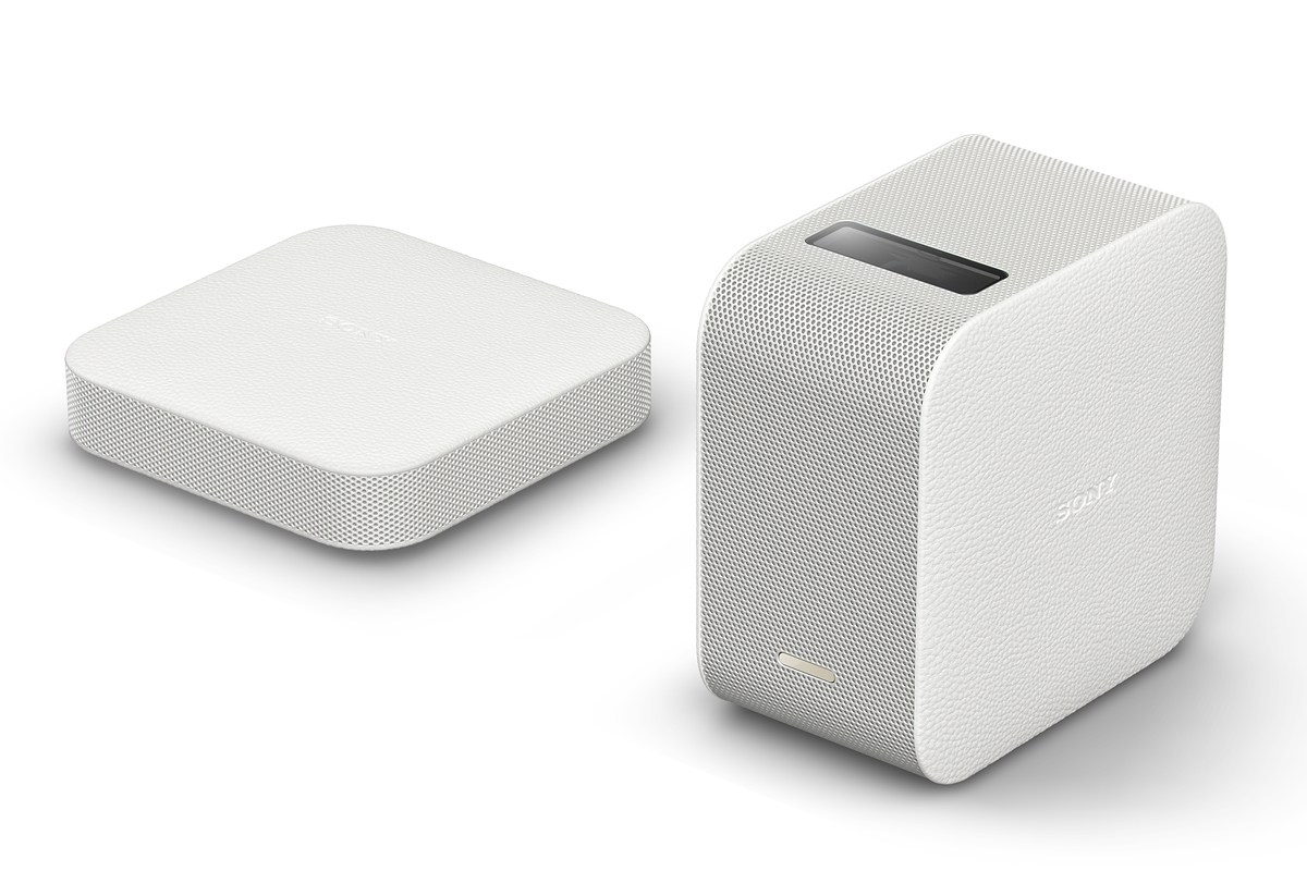 ソニーのポータブル超短焦点プロジェクター「LSPX-P1」は、本体サイズが約高さ131×奥行き131×幅81mmというコンパクトなプロジェクターだ。右の大きいほうの箱がプロジェクター本体で、内蔵バッテリーでも動作可能。平たいのはHDMI入力用のワイヤレスユニット（付属品）で、HDMIソースならPC画面でもスマートフォン画面でもプロジェクター本体から投影できる。発売当時（2016年）のソニーストア価格は税別9万2500円。現在は販売終了だが、市場には新品も中古品も流通している。