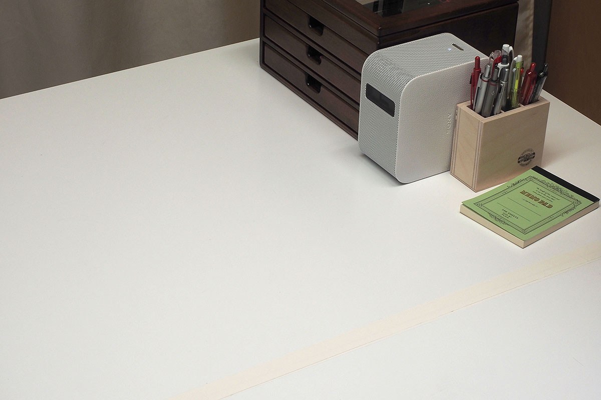 右側のペン立ての横にあるのがLSPX-P1のプロジェクター部。基本的にはこれだけで使える。