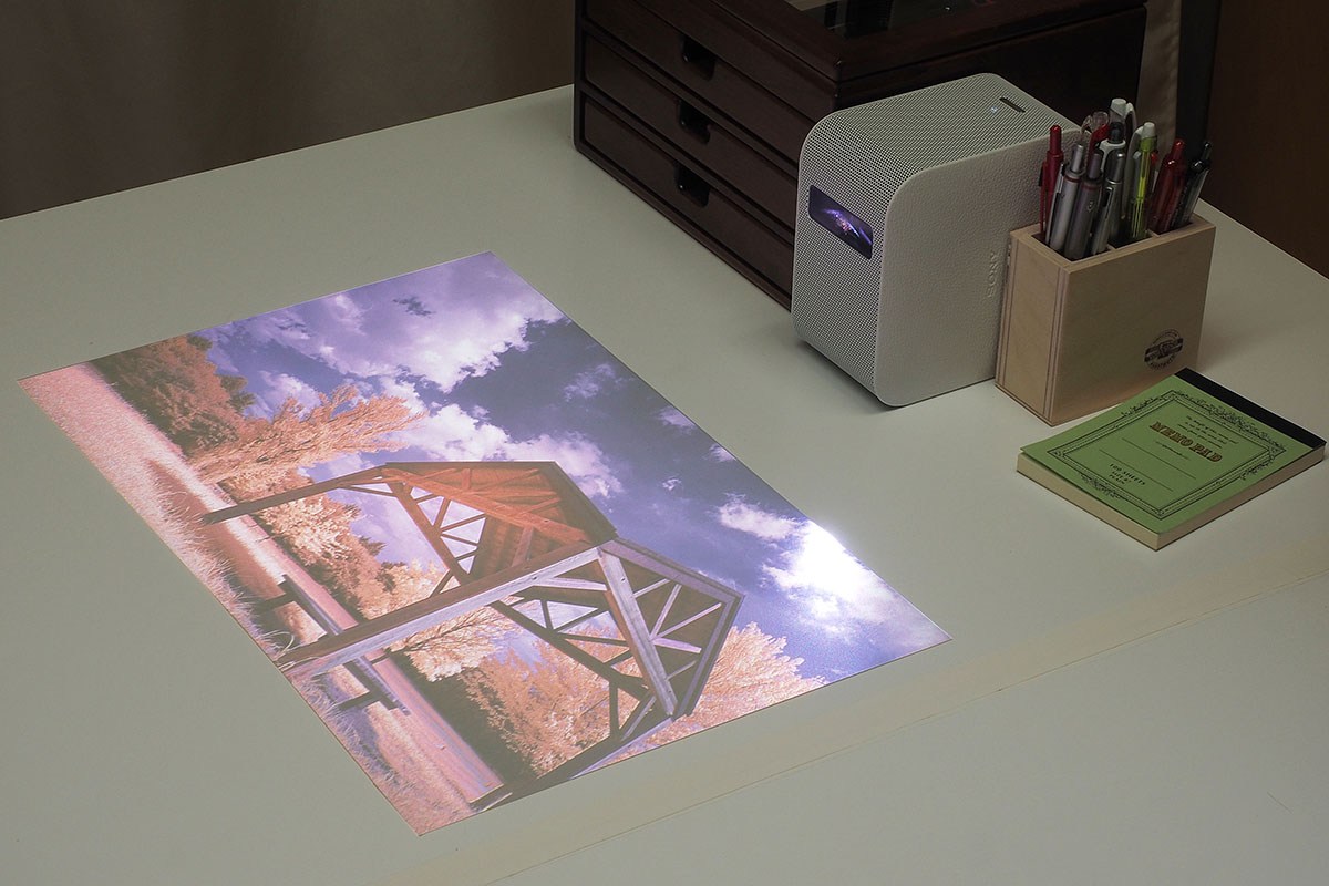 最小投影サイズは22インチ相当。A3用紙サイズ（A4サイズの倍）より少し大きい投影面積だが、一般的なプロジェクターからすれば「非常に狭い範囲にも投影可能」。トレース用途においてはこの投影面積の小ささがLSPX-P1の強みかもしれない。