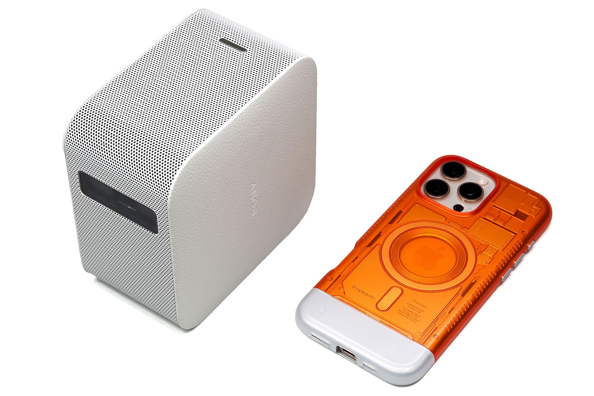 用意するのはLSPX-P1のプロジェクター本体と、LSPX-P1に接続可能なスマートデバイス。具体的なスマートデバイスとしては、Android4.4以降のBluetooth 4.0（Bluetooth Low Energy）対応スマートフォンや、iOS9を搭載したiPhone 4S以降、iPod touch第5世代以降、iPad第3世代以降、iPad miniとなる。