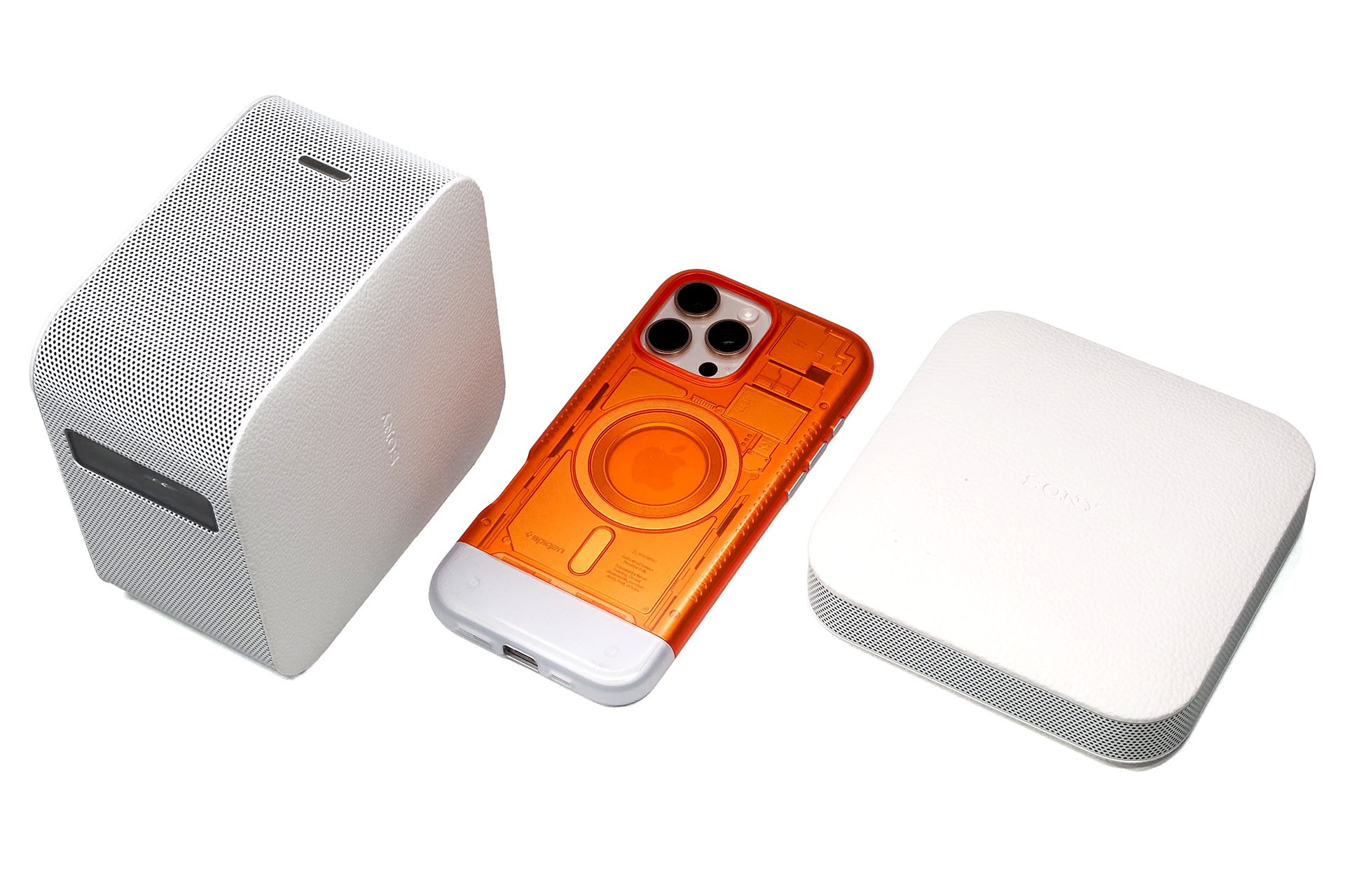 用意するのはLSPX-P1のプロジェクター本体、付属のHDMI入力用のワイヤレスユニット、LSPX-P1にHDMI接続可能なスマートデバイスやPC。HDMI入力用のワイヤレスユニットとスマートデバイスやPCなどはHDMIでのケーブル接続が必要になる。ので、スマートデバイスやPCからHDMI出力をするためのアダプターもしくはケーブルも必要。