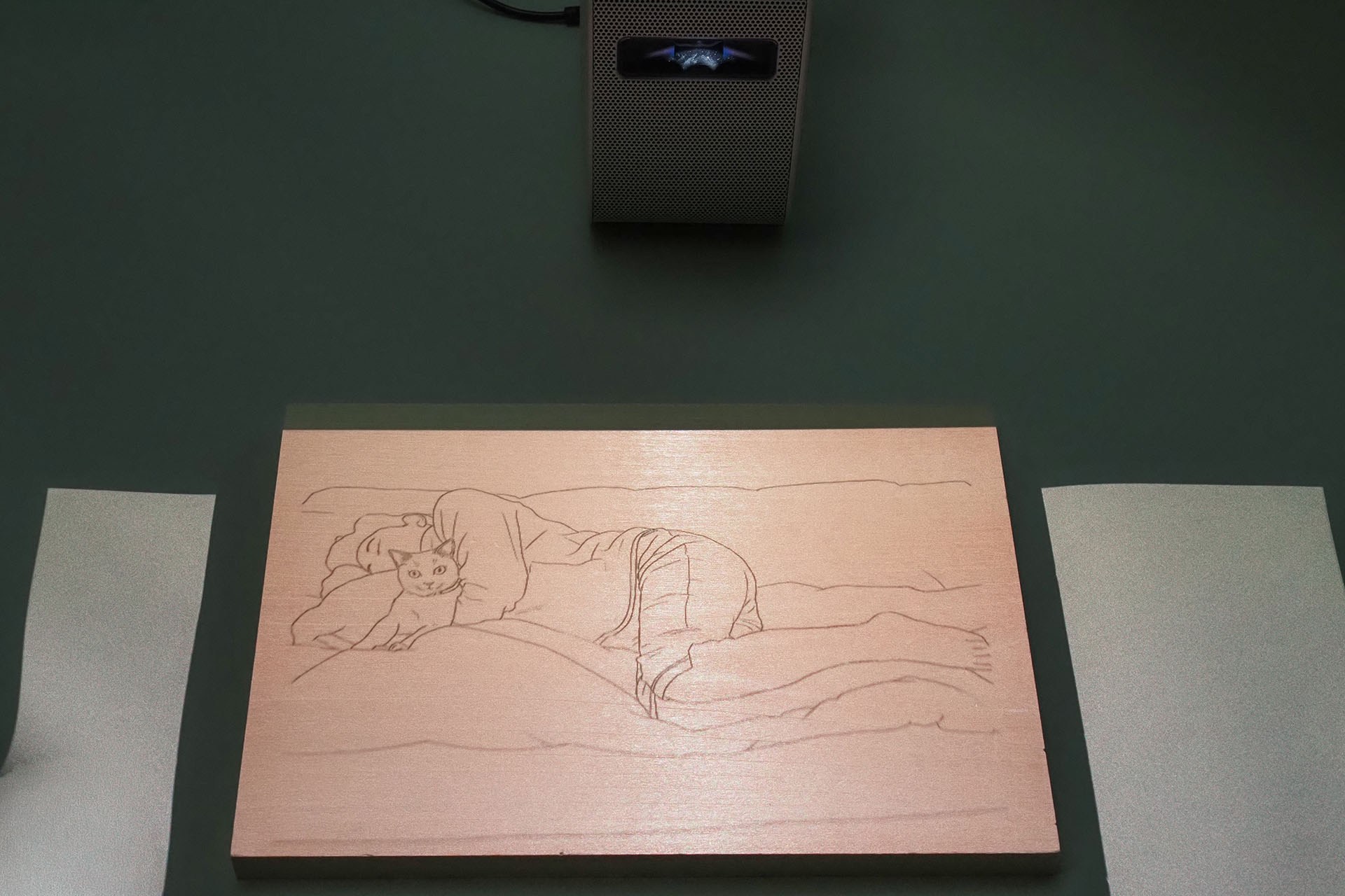 HDMI出力の場合、使う表示アプリや用意するモト画像などにより、かなり自由に投影線画サイズの調節ができる。トレース目的なら（使用機材が少し増えるが）、LSPX-P1のプロジェクター本体と付属HDMI入力用のワイヤレスユニットの併用がより便利だろう。