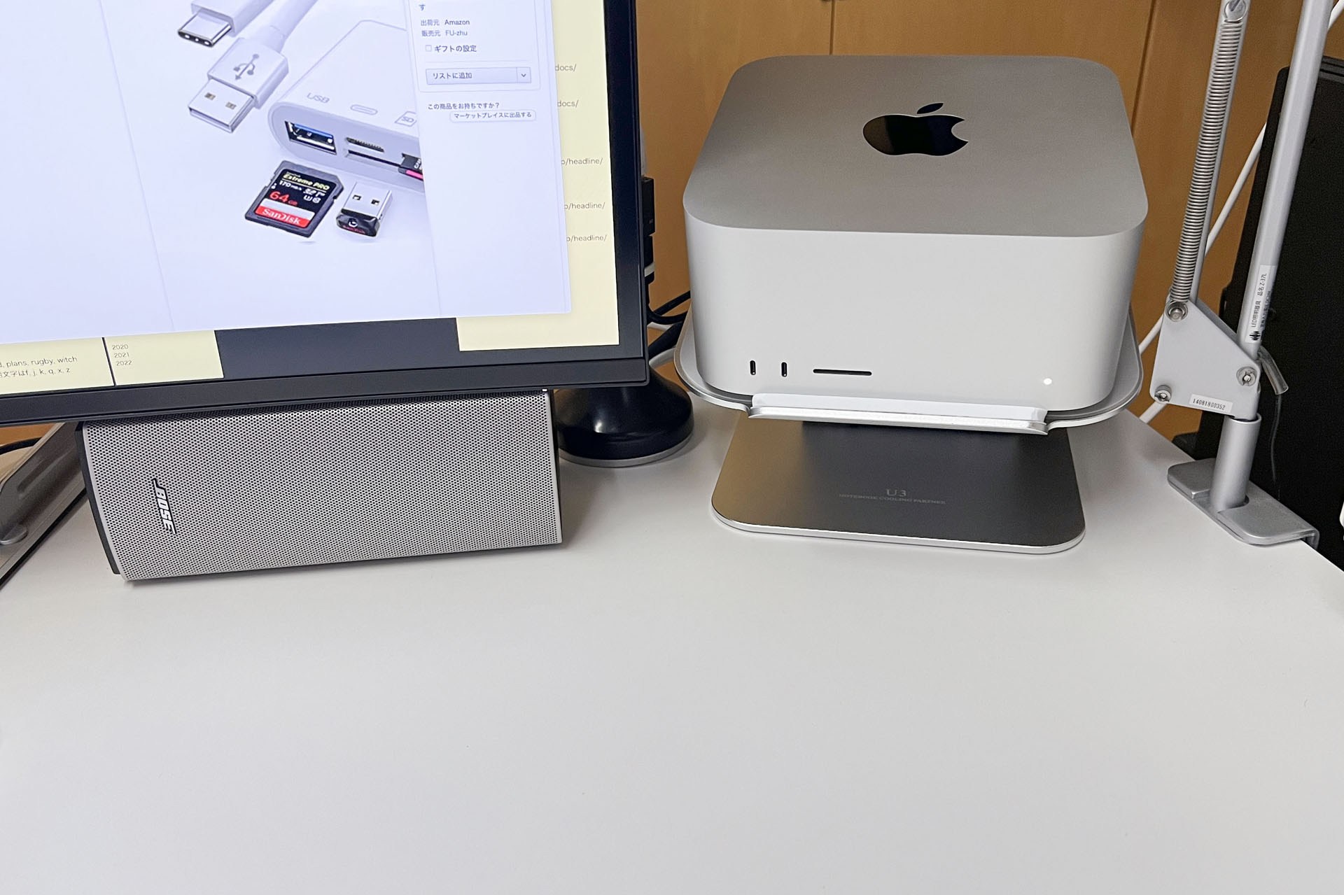 Mac Studioは購入当初、仕事机の上に置いていた。