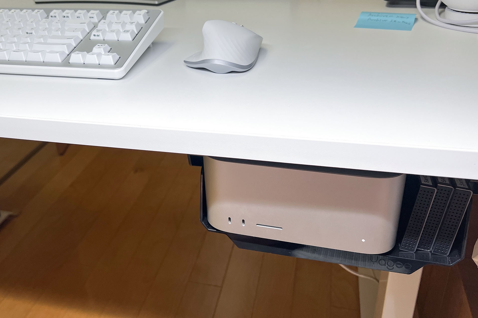 こんな感じで、Mac Studioを机の下に（外付けストレージとともに）格納。机上がスッキリと広くなった。