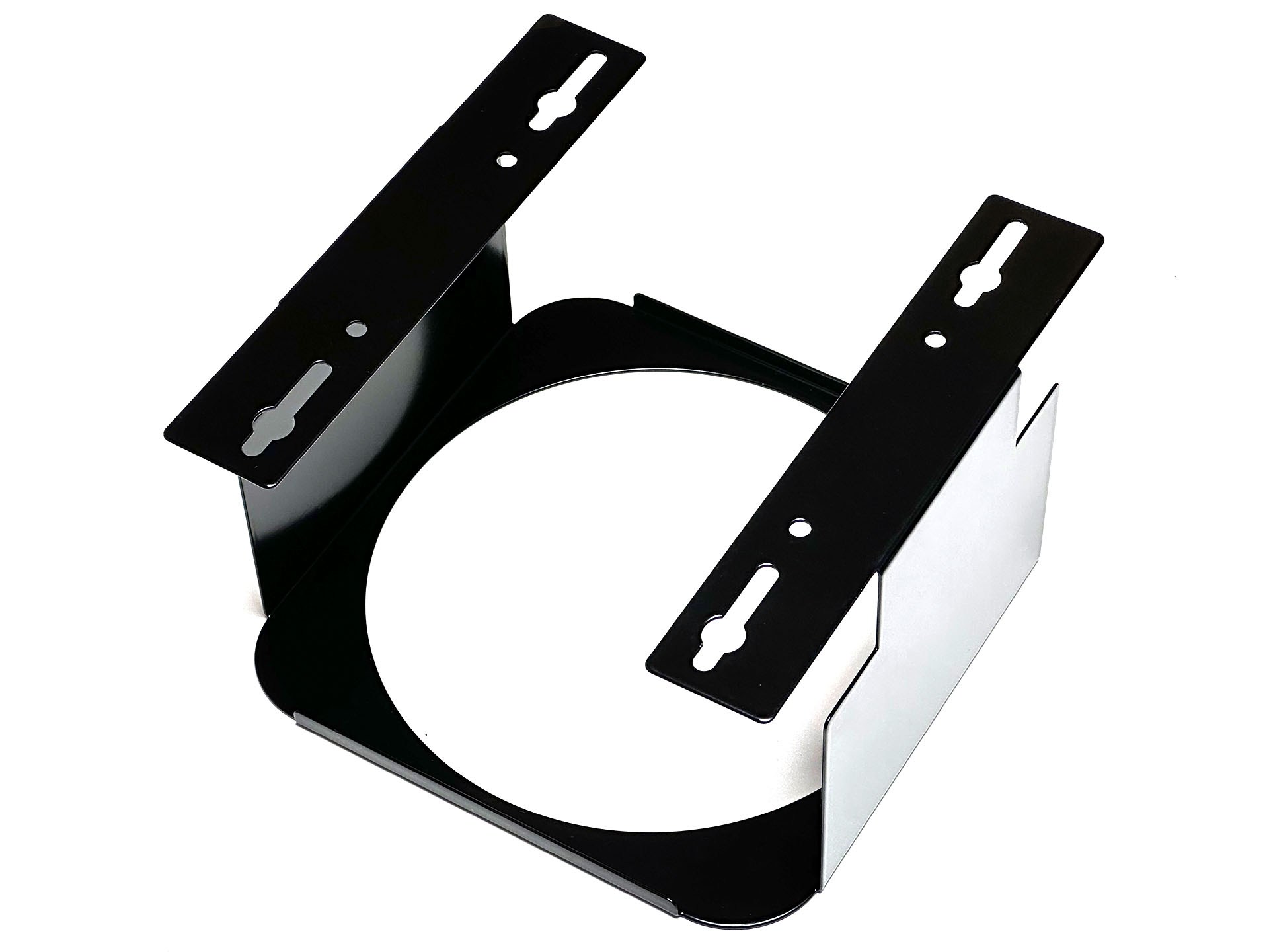 その後、別メーカーのスチール製のトレイを使って机の下にMac Studioをつった。PREDUCTS DESKの「<a href="https://preducts.jp/products/mount-studio" class="strong bn" target="_blank">Mount for Mac Studio</a>」という製品で、直販価格は9900円。現在もコレを使用中。