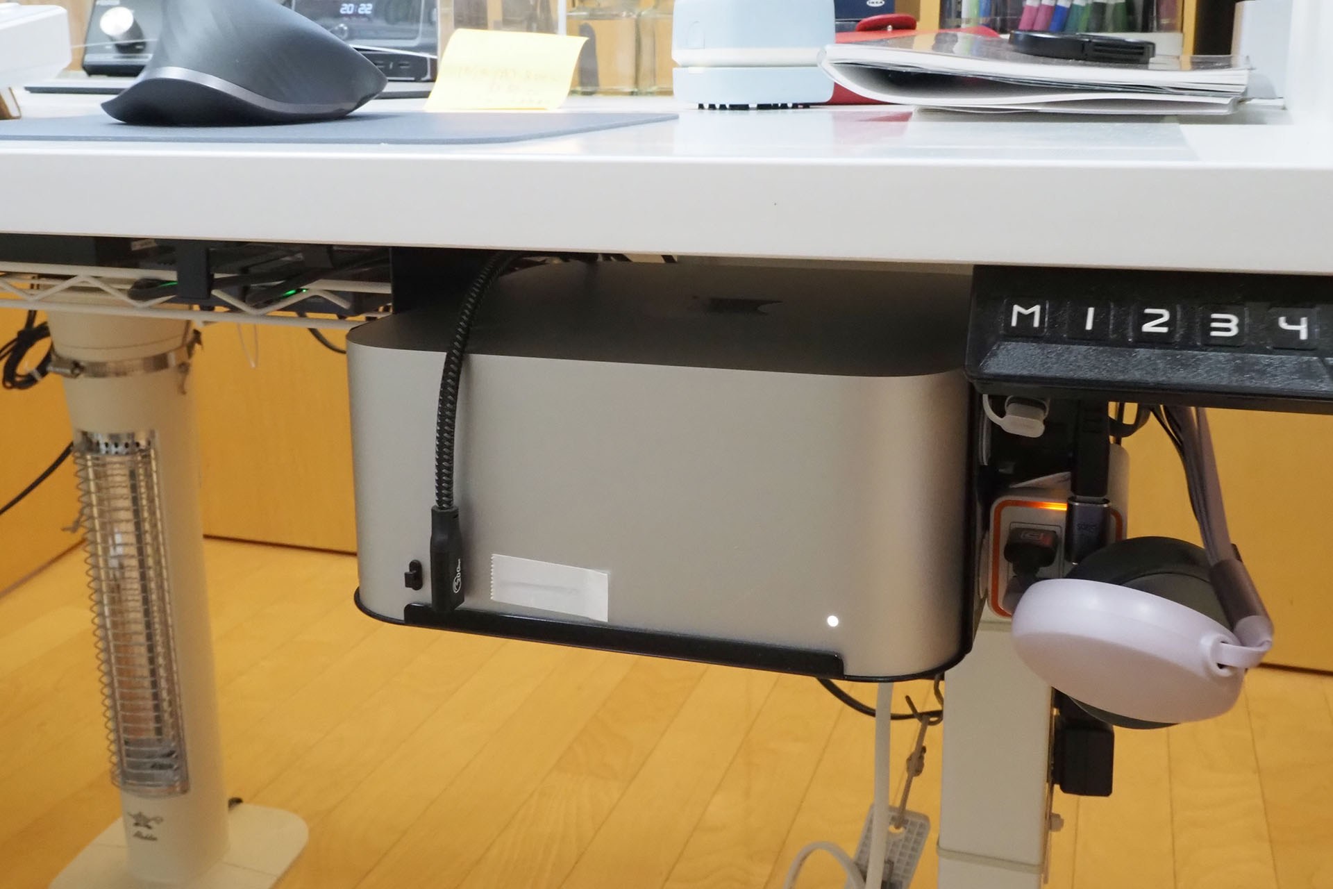 現在、こんな感じで机の下にMac Studioをつって使用中。白いのはSDカードスロットのフタとして貼ってあるマスキングテープでホコリの入り込み防止としている。