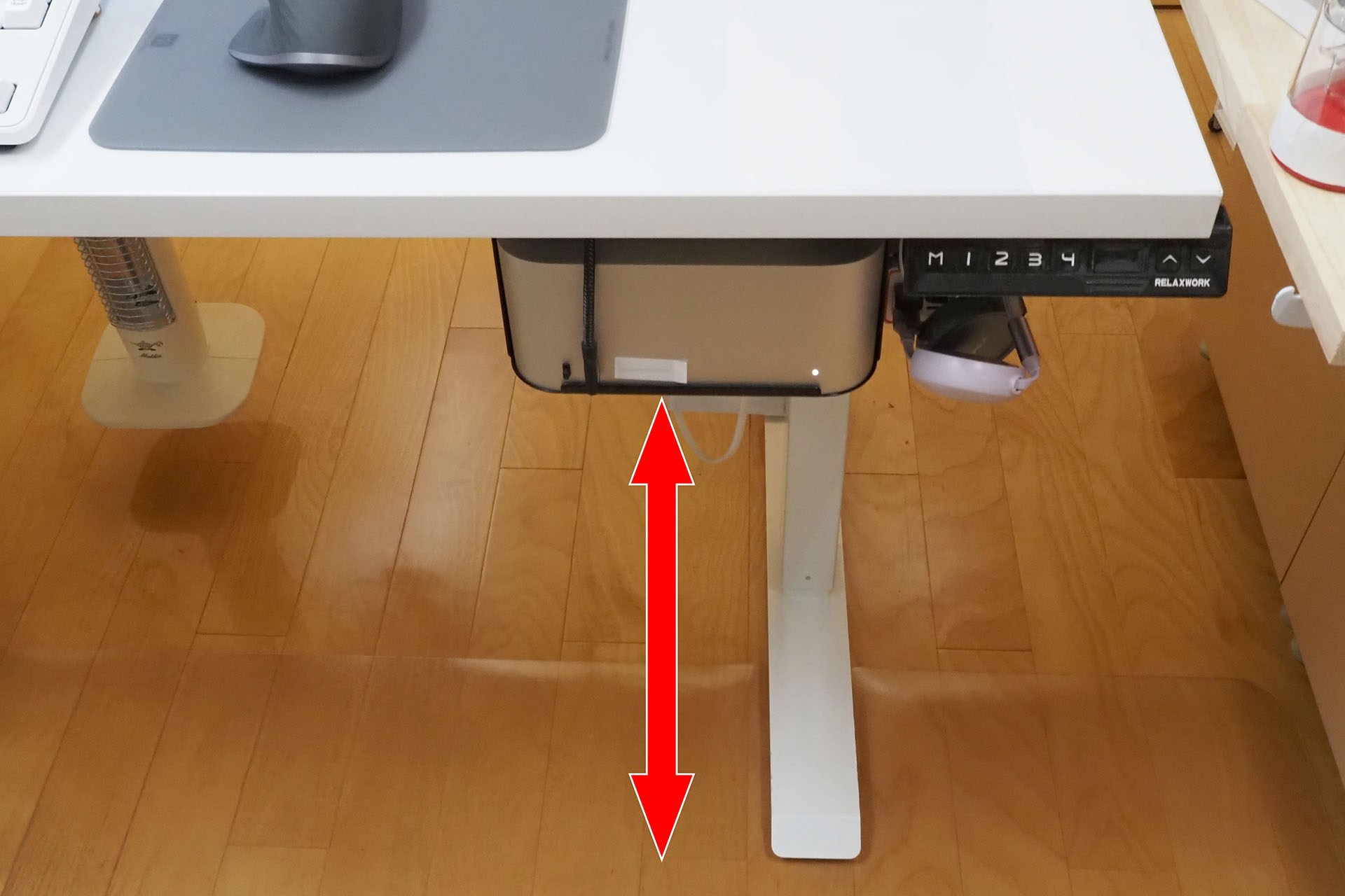 Mac Studioの下の空間はデッドスペースになっている。市販の一般的サイズの袖机やワゴンが入らないのだ。