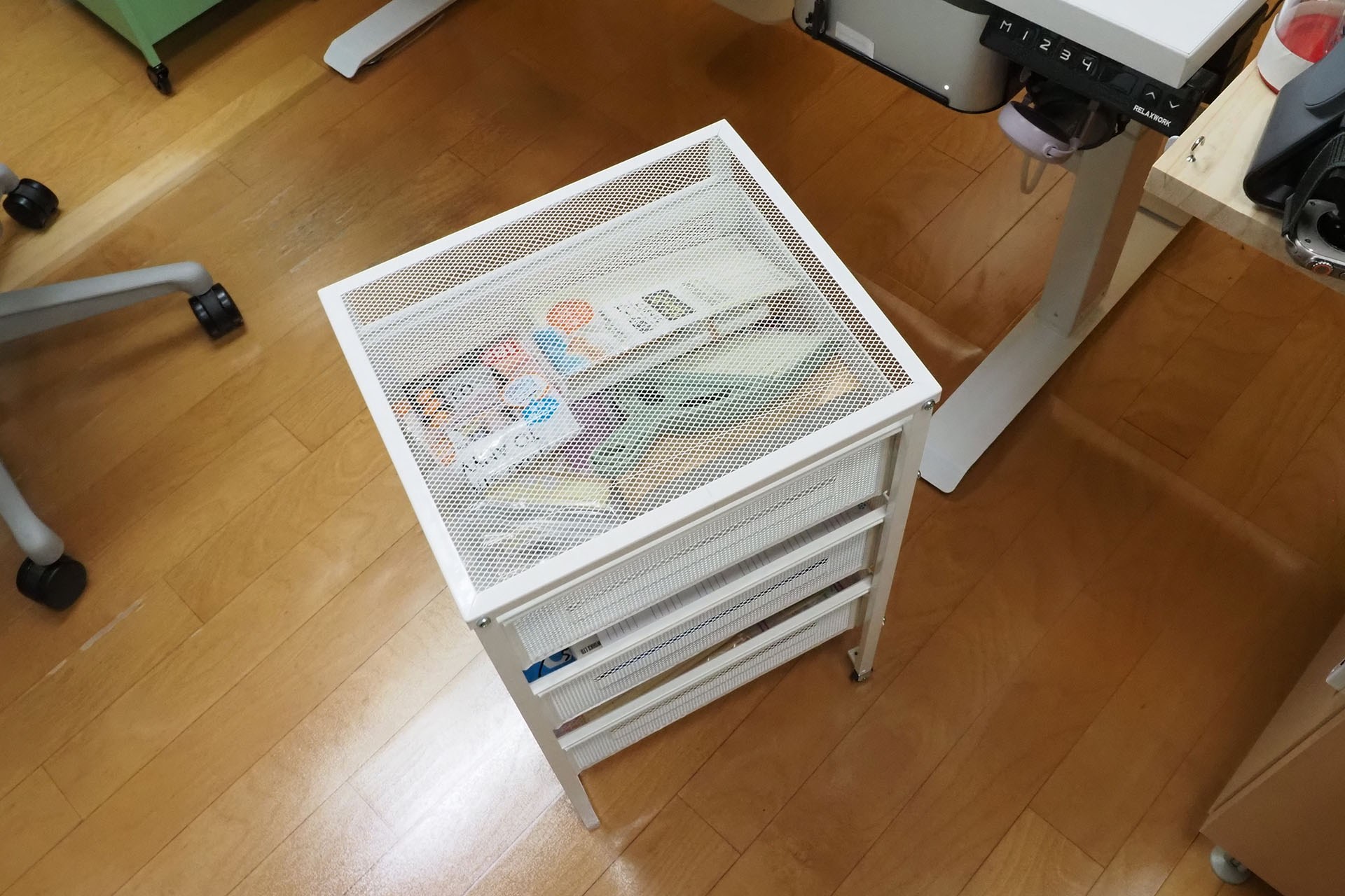 引き出しユニットの手前を少し持ち上げて引くと、ユニット後ろ底部のキャスター×2により、引き出しユニットをわりと自由に動かせる。