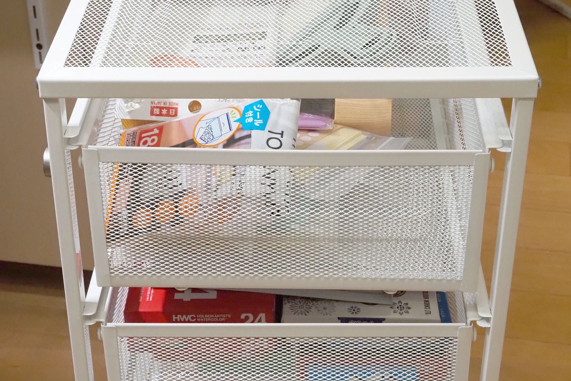 引き出しの上に少し隙間がありつつ、引き出しはメッシュパネル製なので、なかになにを入れたかパッと見でよくわかる。
