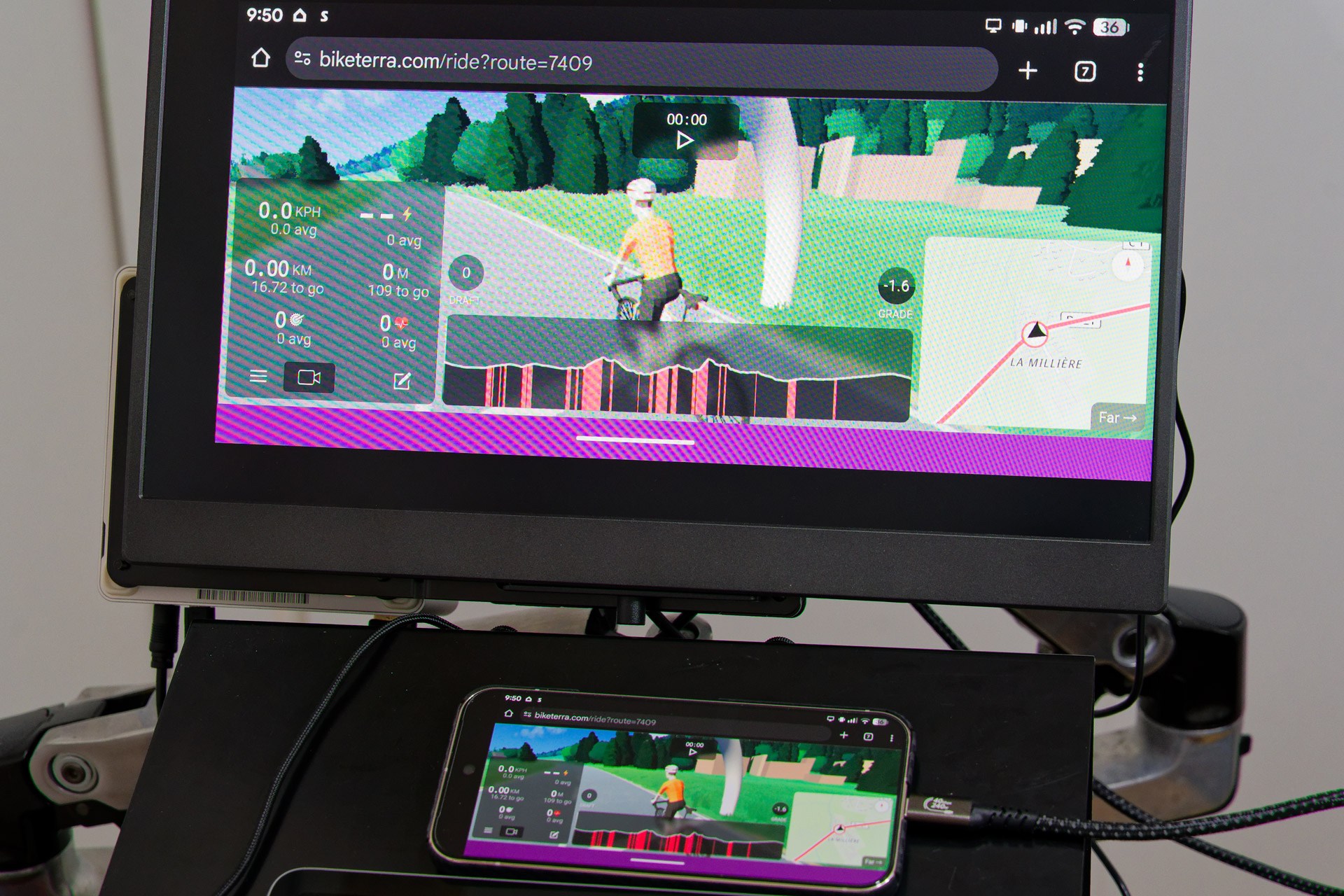 外部モニターにミラーリングすると少し見やすくなる