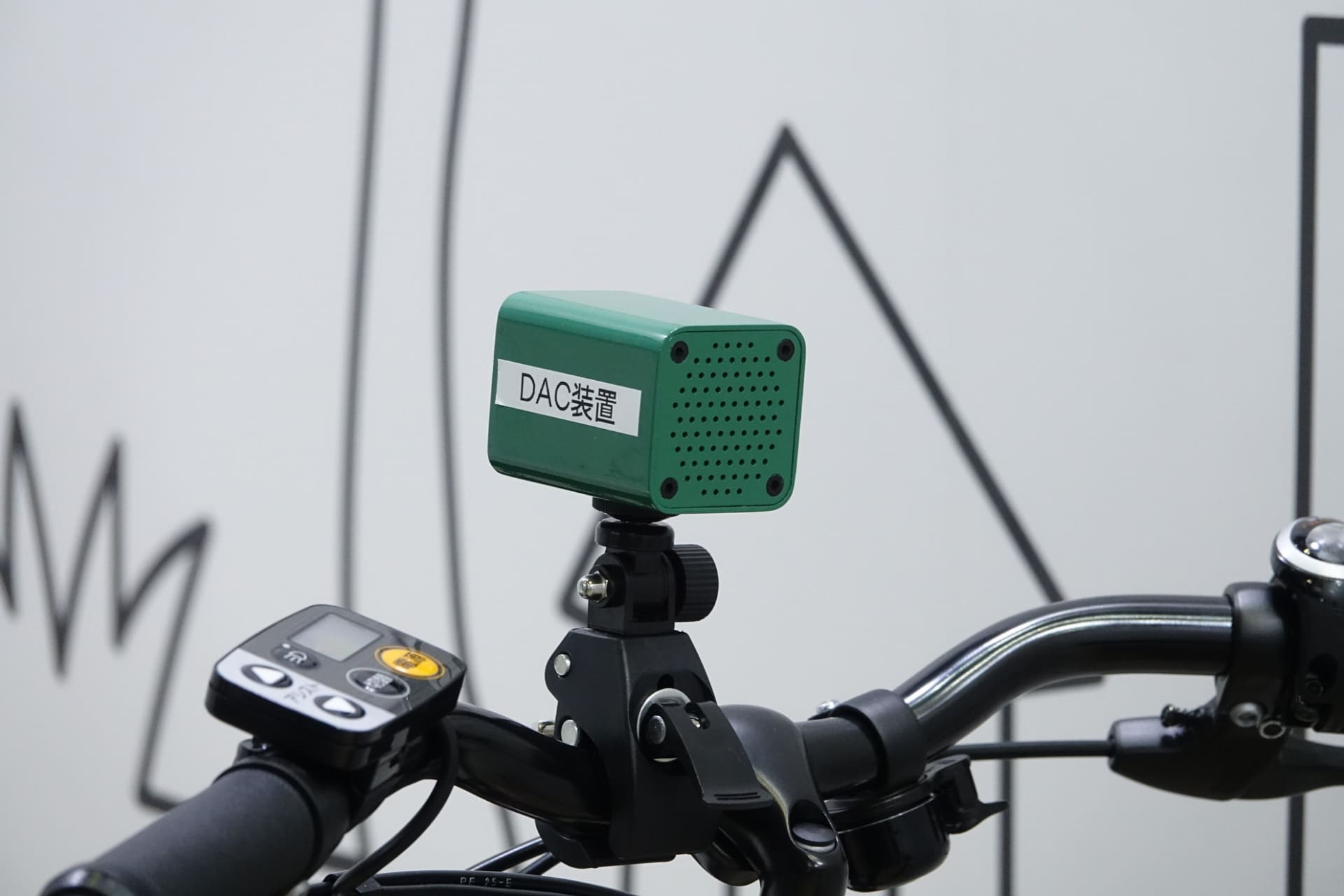 ドコモ・バイクシェアのシェアサイクルとDAC装置。