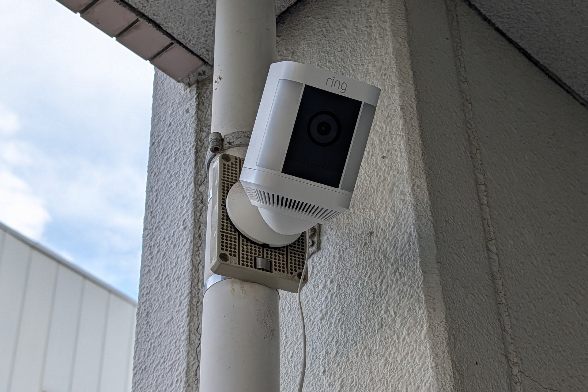 実家では防犯カメラや見守りIoT機器を動作させるためデータ通信環境が必須