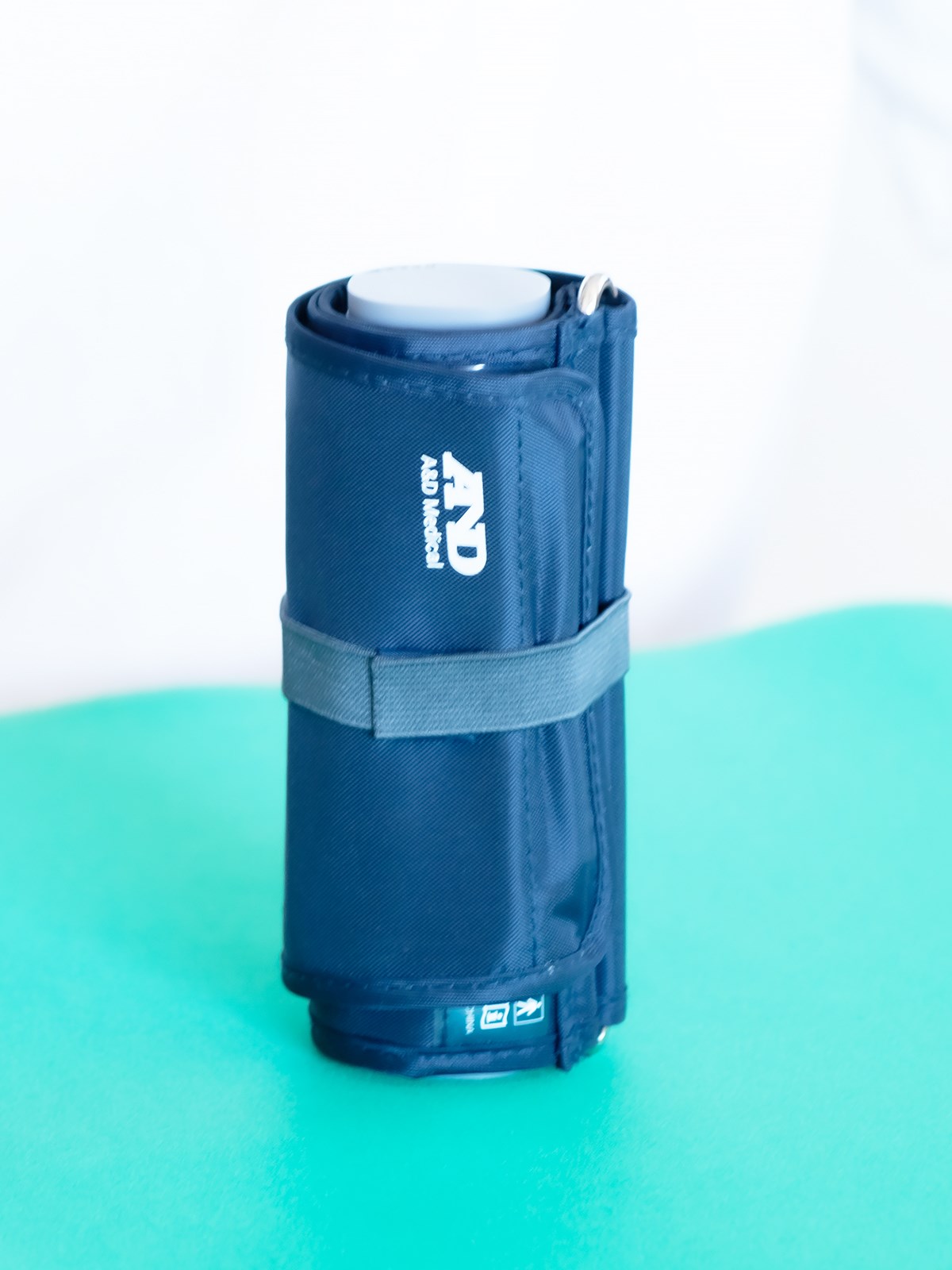 A&Dの「上腕式ホースレス血圧計 UA-1100NFC」。バンドと本体をまとめて円筒形に収納可能です。