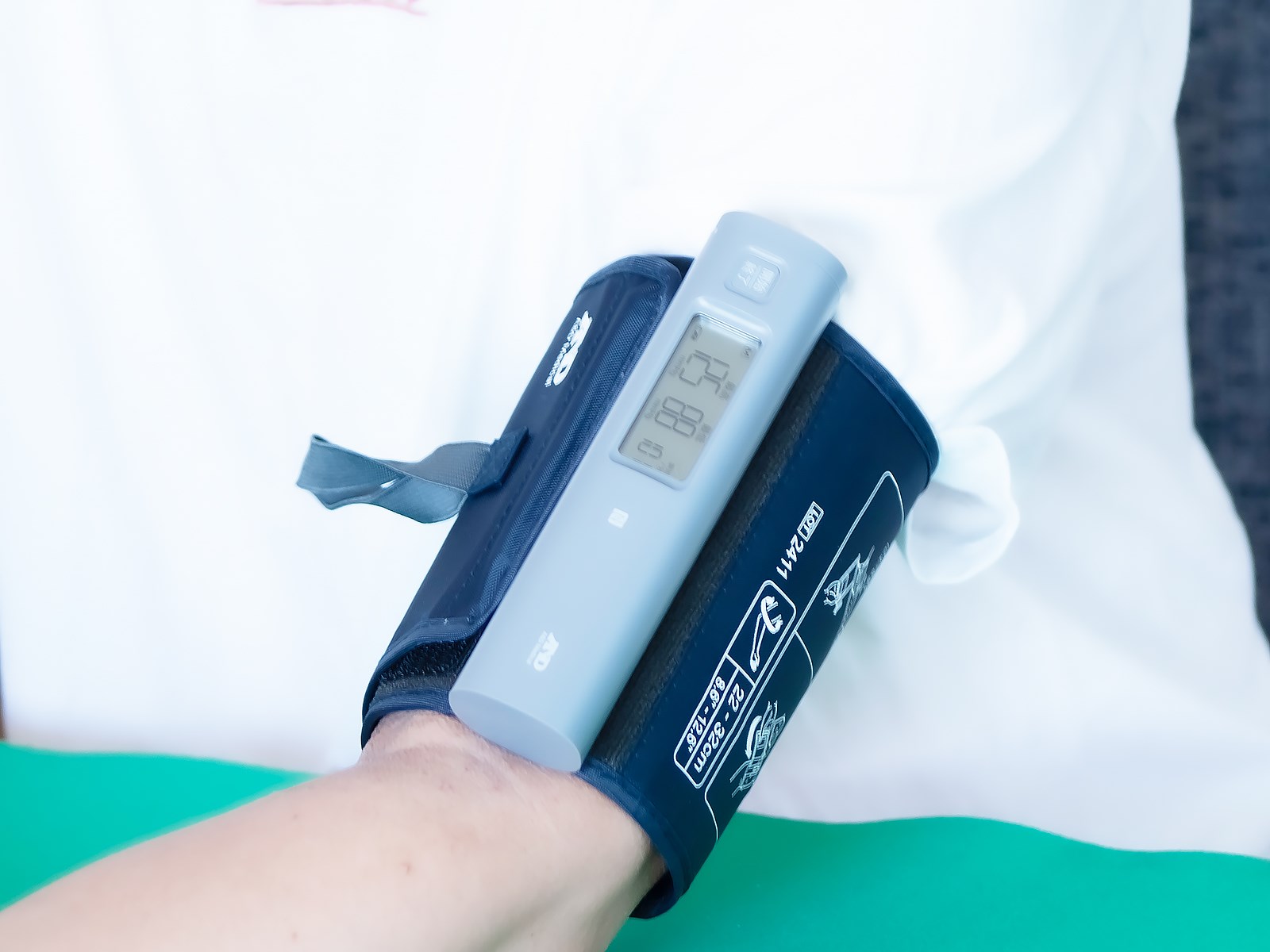 あとは測定開始のボタンを押すと、自動的に上腕部を圧迫して血圧の測定が始まります。