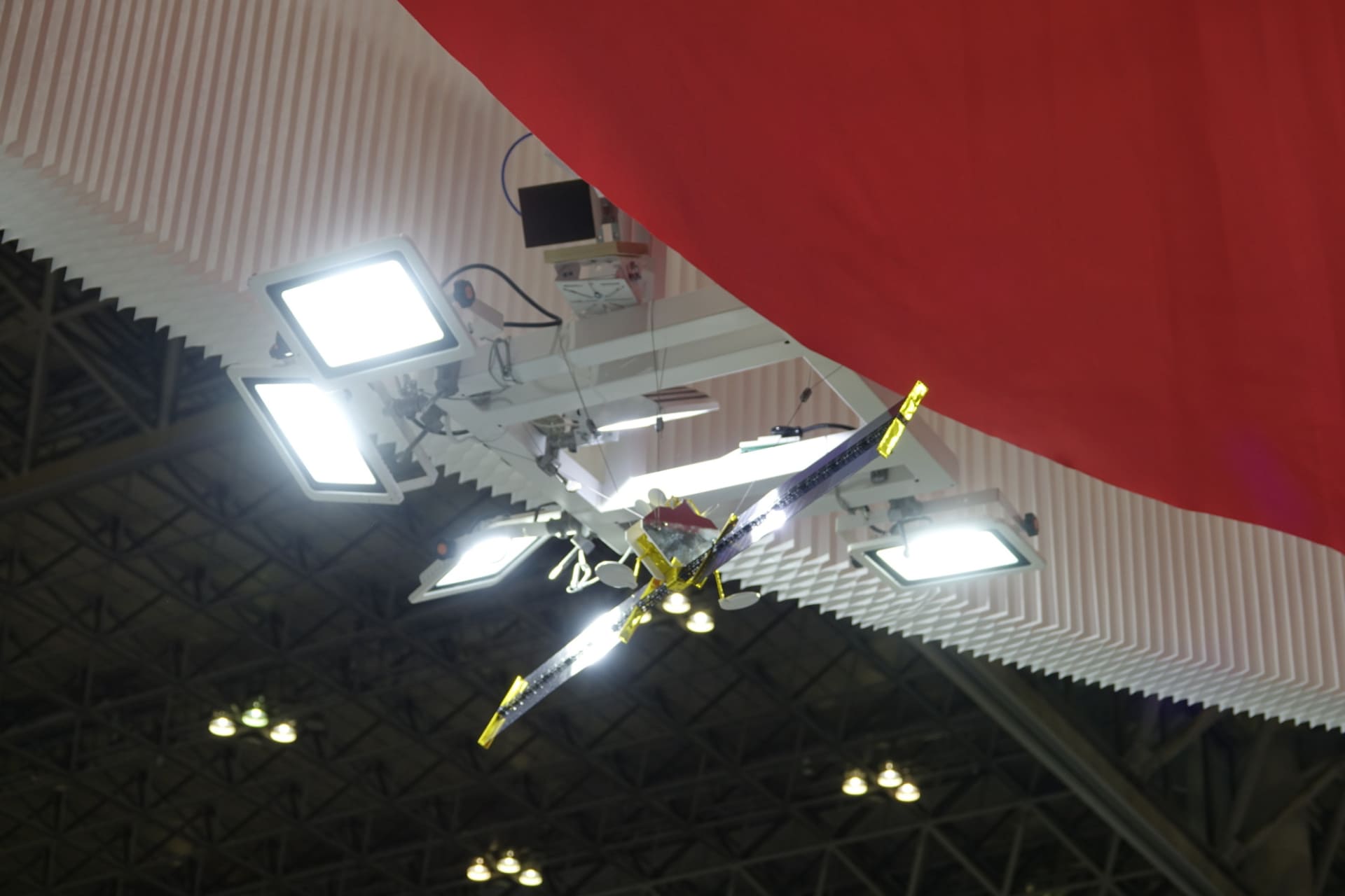 セットの上にある模擬衛星から実際に電波を発射（アンテナは黒い装置）
