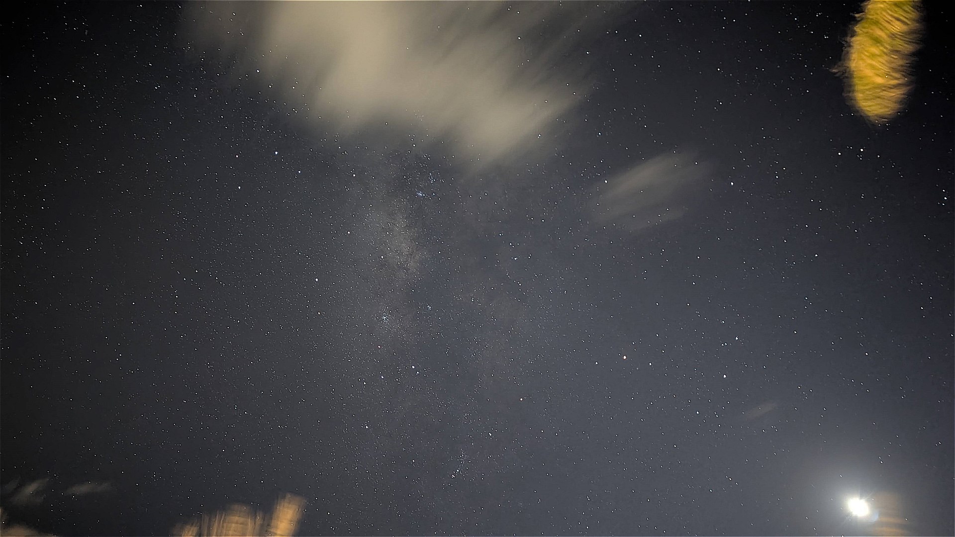 撮ってみたら雲がそれなりにある星空