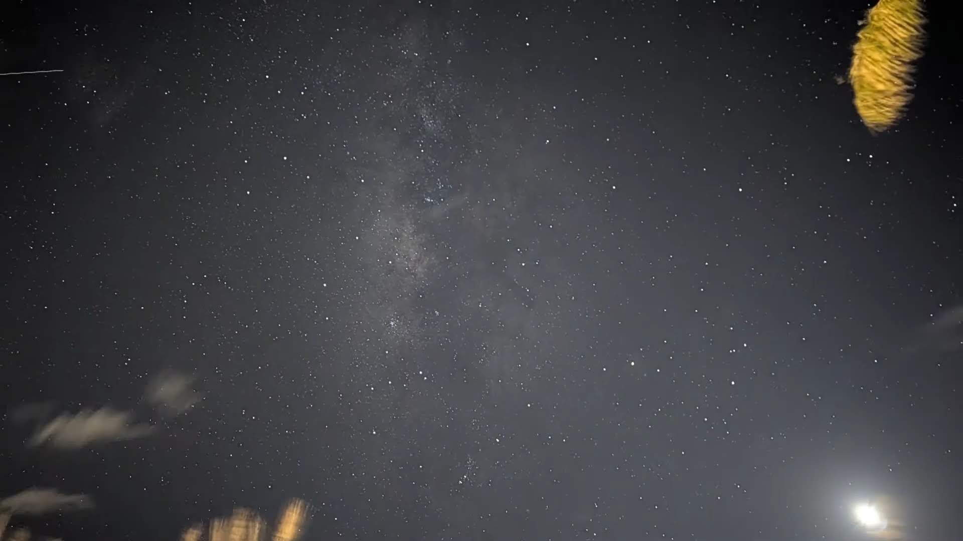 動画から、雲がなく天の川をバッチリ撮影できているパートを静止画に切り出し