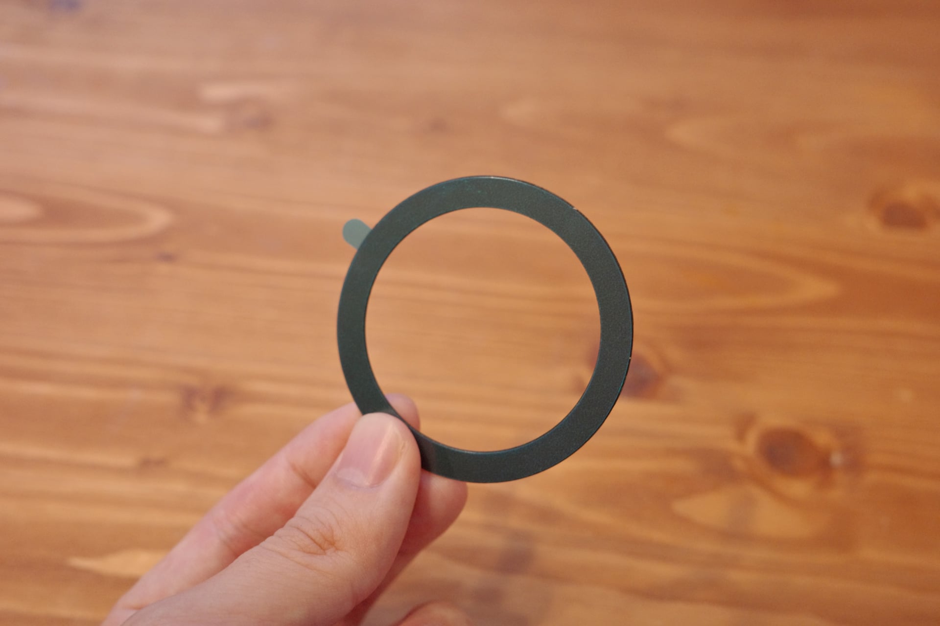 両面テープ式のMagSafeリングが付属する