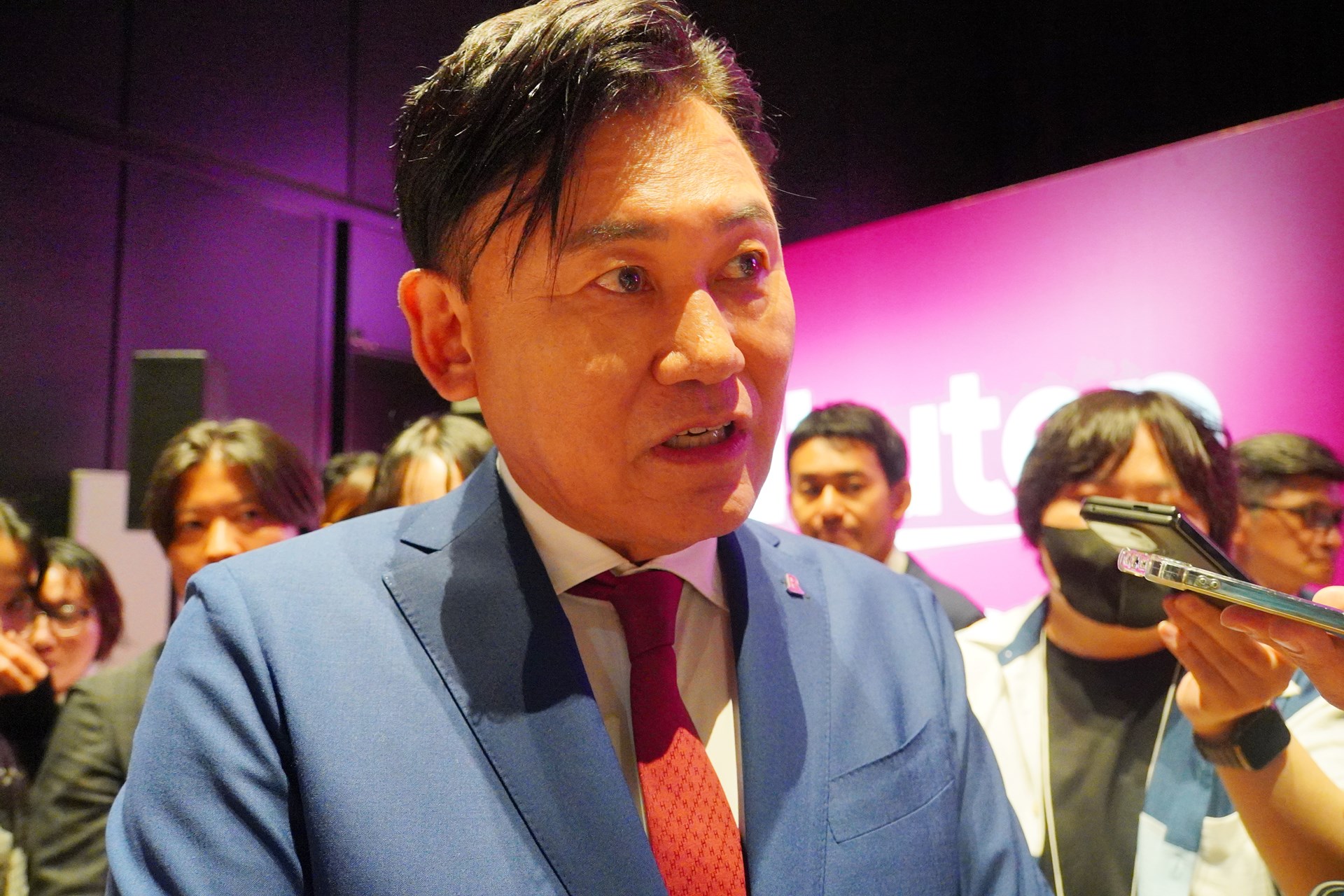 同社会長の三木谷氏は、囲み取材で「もっとアグレッシブに行くかという（案）のはあるし」と語った