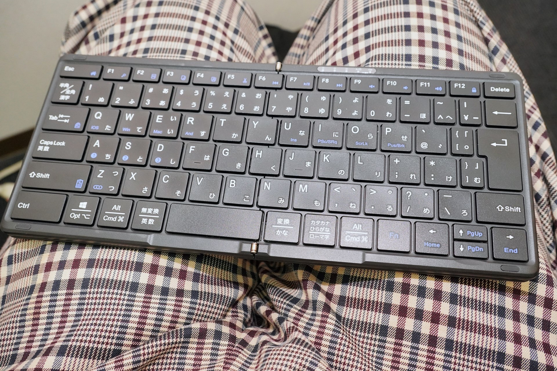 膝（というか脚というか）の上に、キーボードしか置けないため、机やテーブルがないとかなり使いづらい