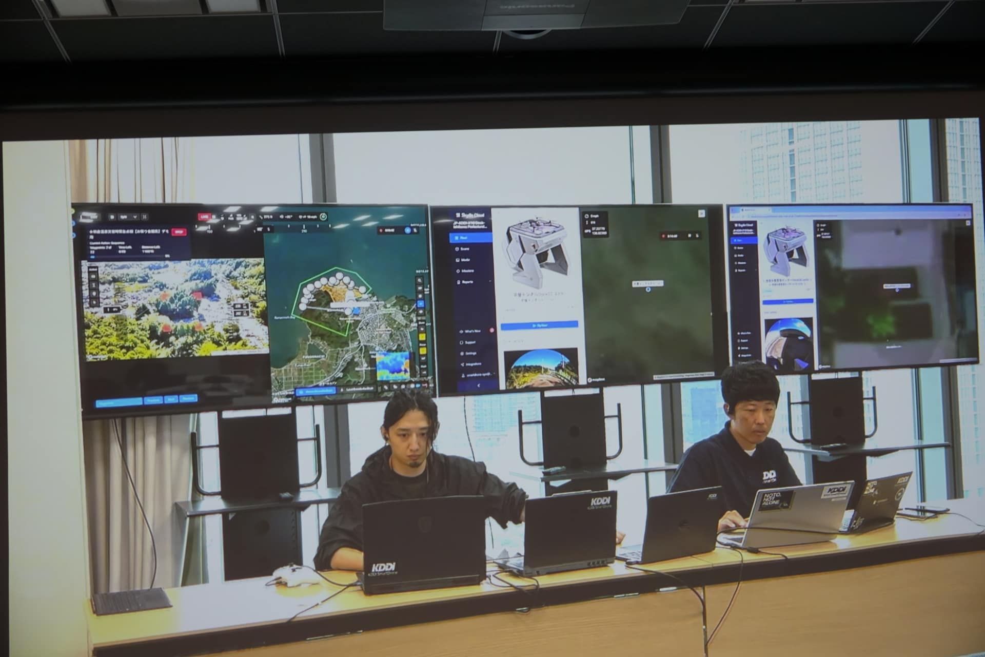 操縦者は通常1人で複数台のドローンを運航するが、離陸前点検などでは、運航管理者が目を配り安全な運航を実施しているという