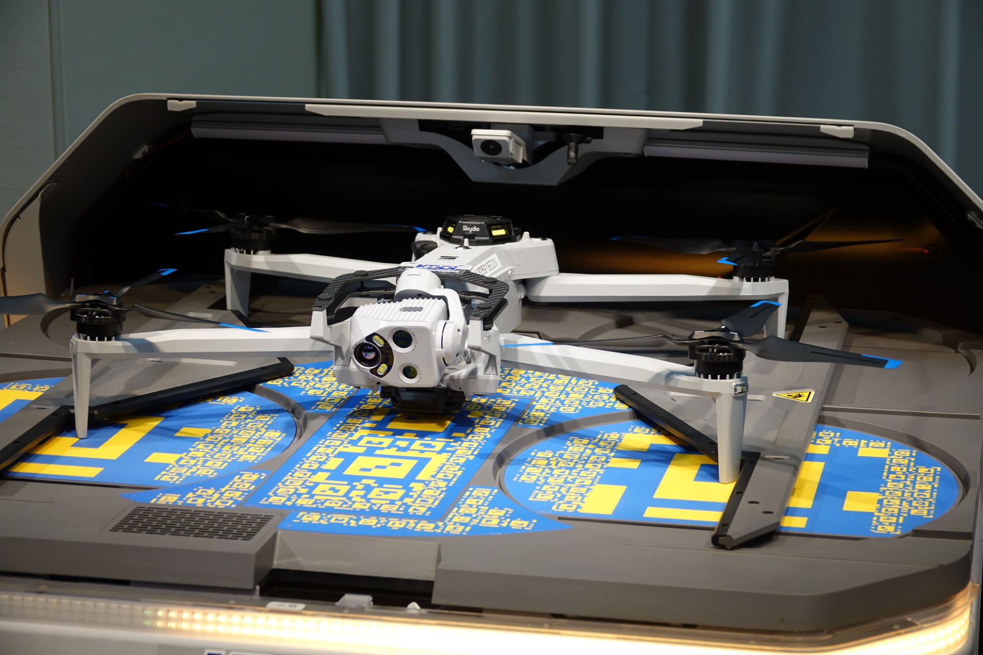 カバーが覆われて、自動で収納される